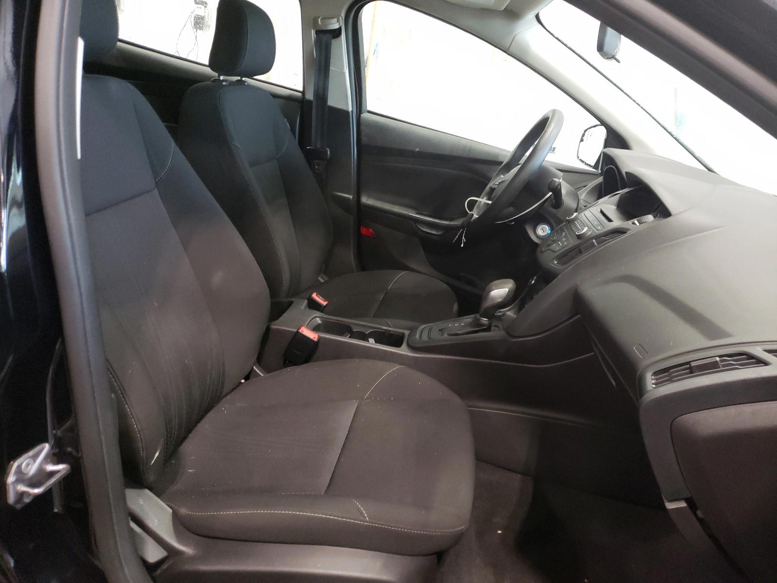 Photo 5 from auction – 2017 FORD FOCUS S with VIN 1FADP3E2XHL243145