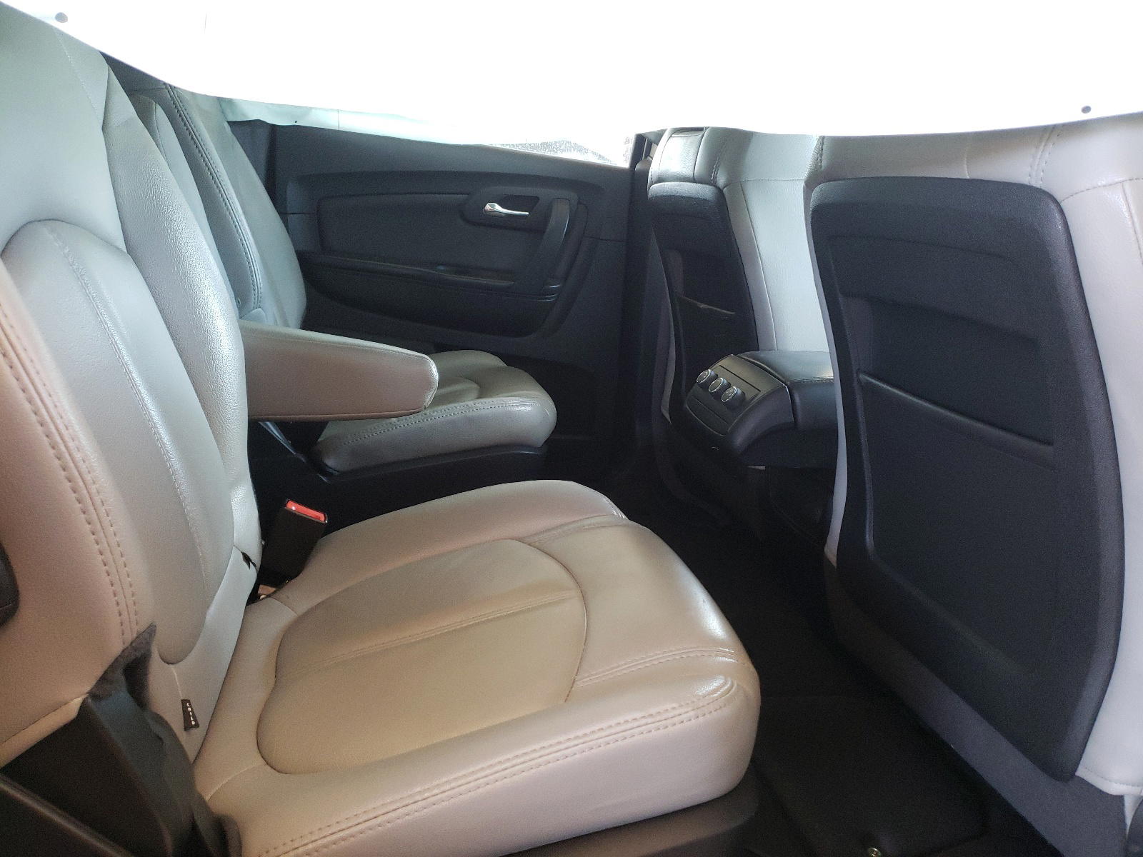 Photo 6 from auction – 2011 CHEVROLET TRAVERSE L with VIN 1GNKRGED3BJ378739