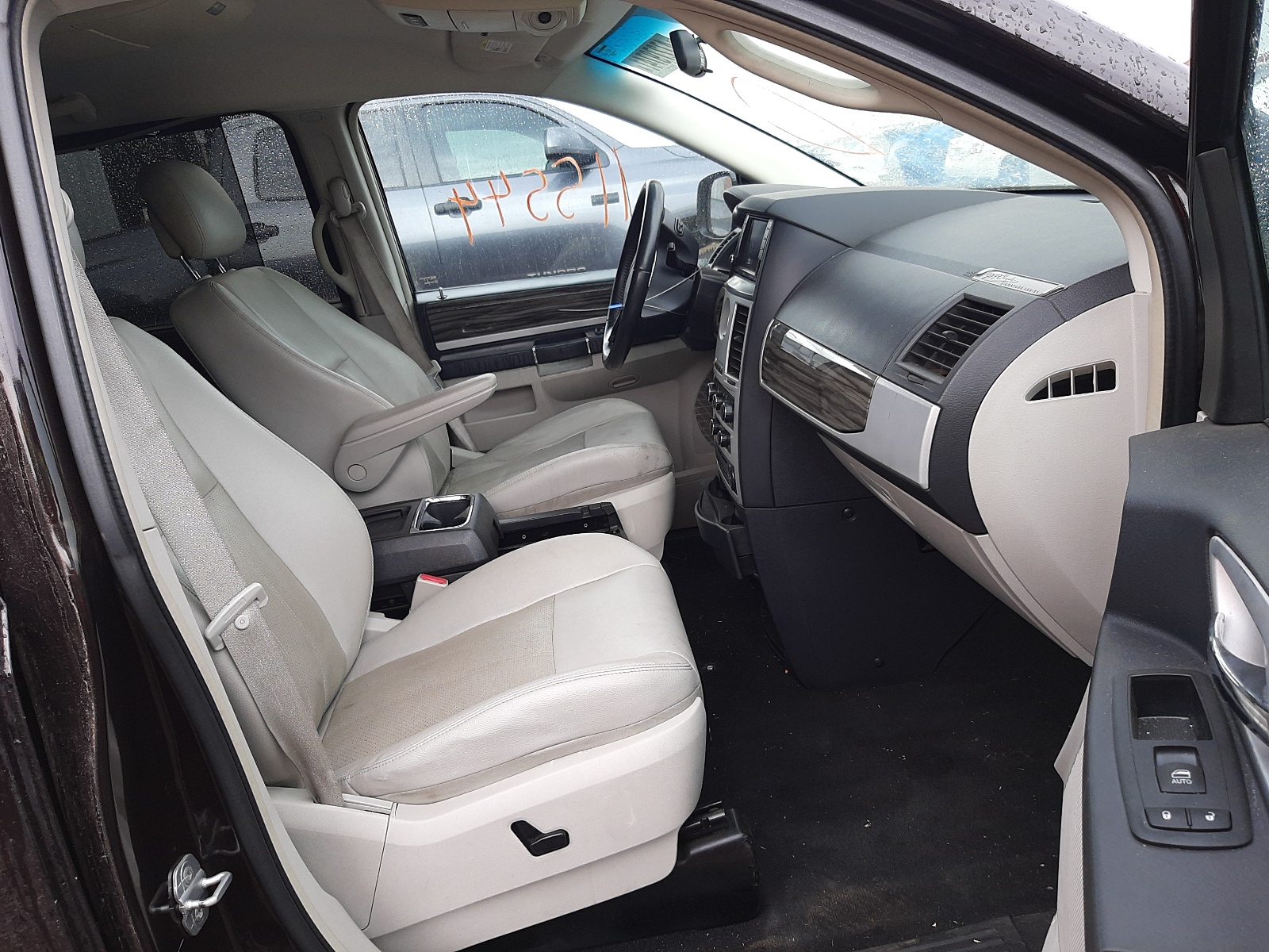 Photo 5 from auction – 2010 CHRYSLER TOWN & COU with VIN 2A4RR5DX3AR290513