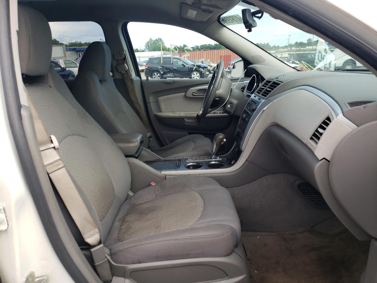 Photo 5 from auction – 2011 CHEVROLET TRAVERSE L with VIN 1GNKRGED5BJ265990