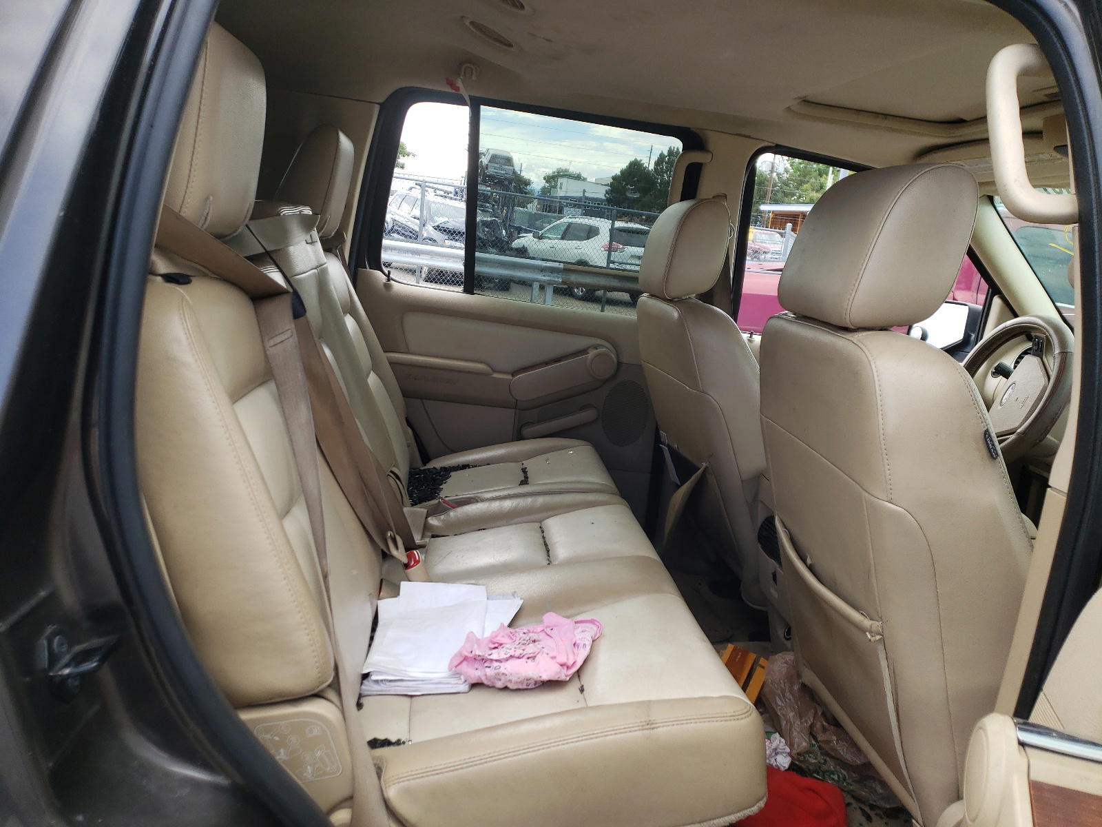 Photo 6 from auction – 2006 FORD EXPLORER E with VIN 1FMEU74876UA82504