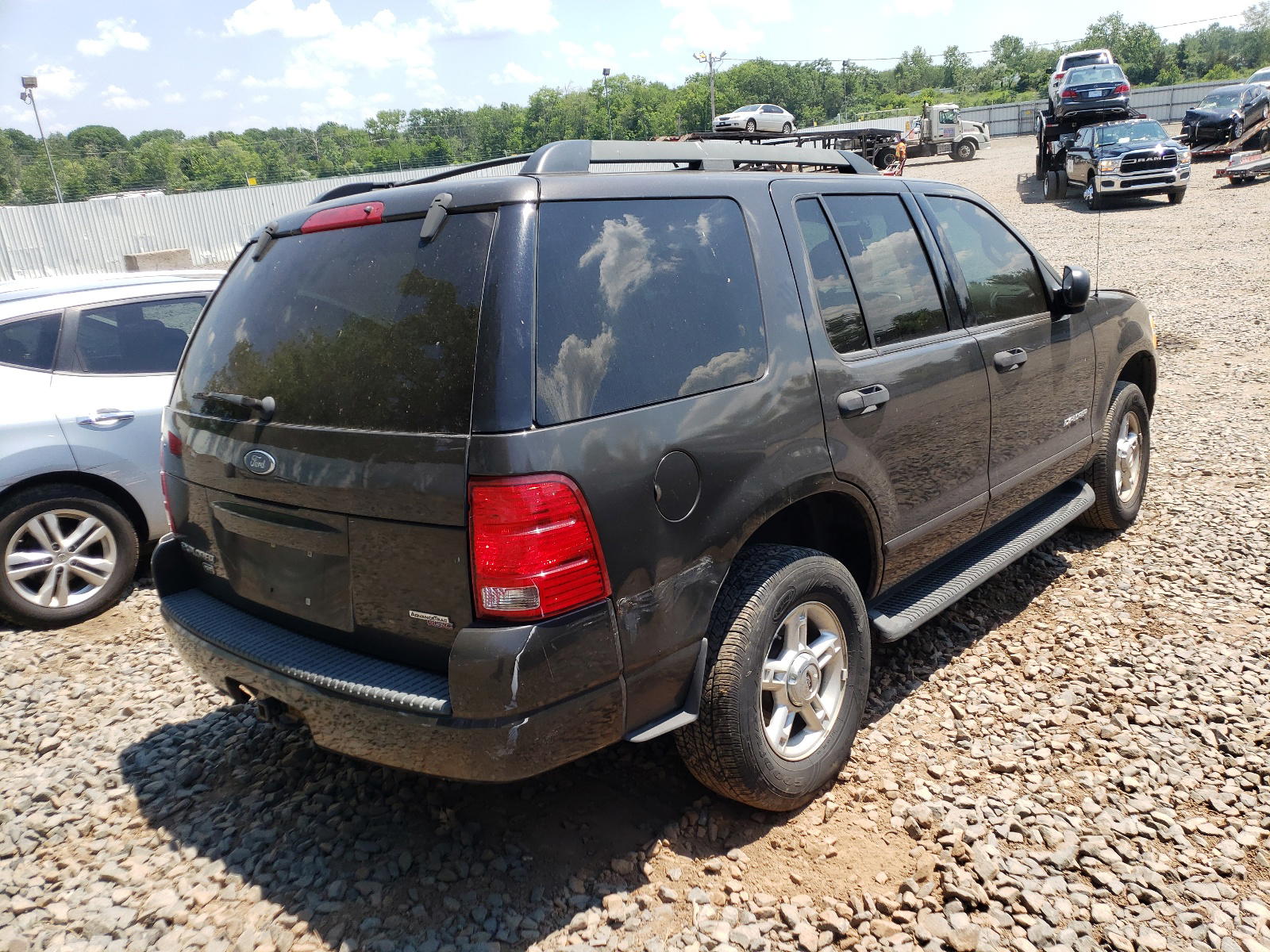 Photo 4 from auction – 2005 FORD EXPLORER with VIN 1FMZU73K05UA04675