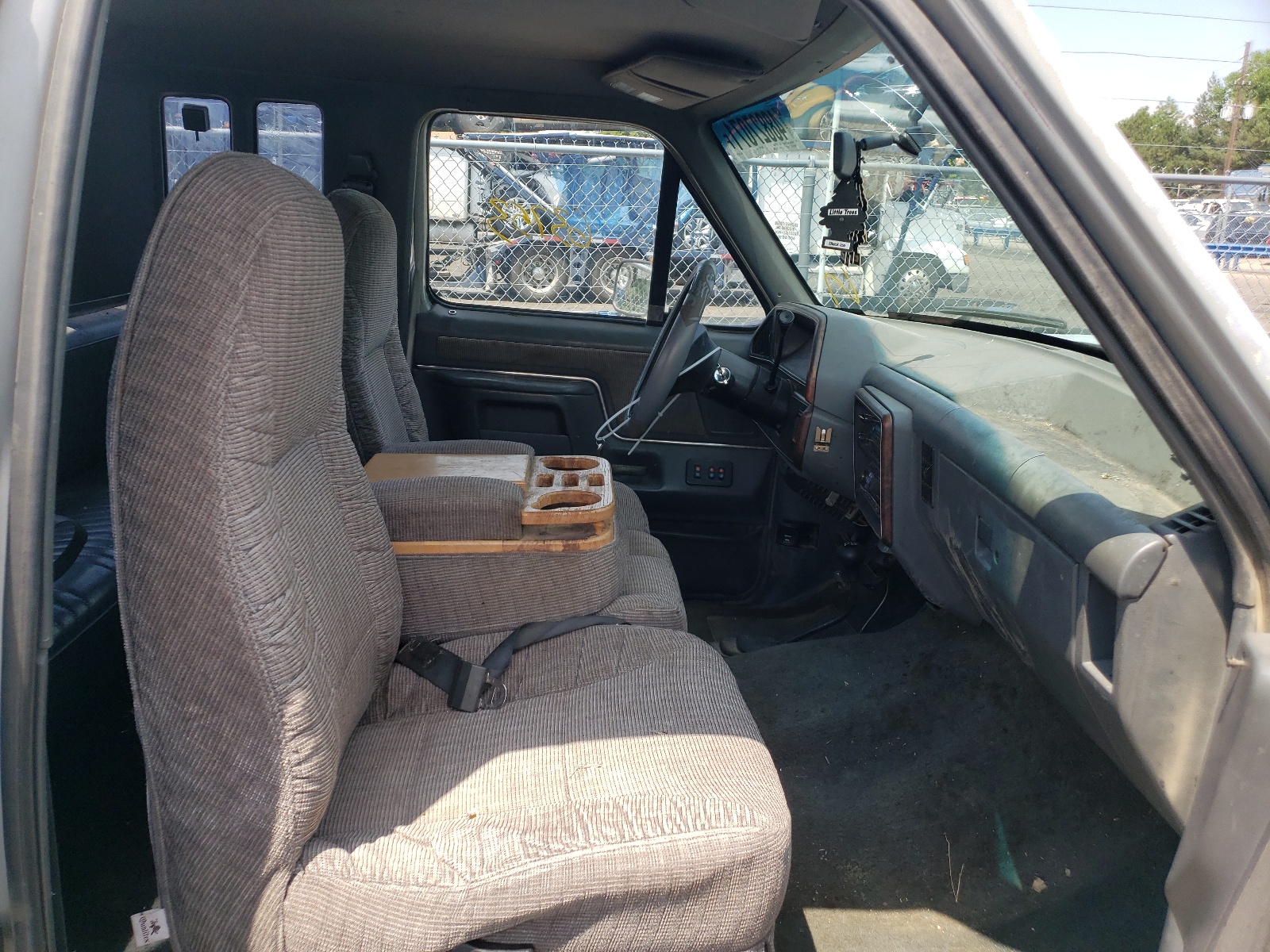 Photo 5 from auction – 1990 FORD F250 with VIN 1FTHX26G9LKA72791