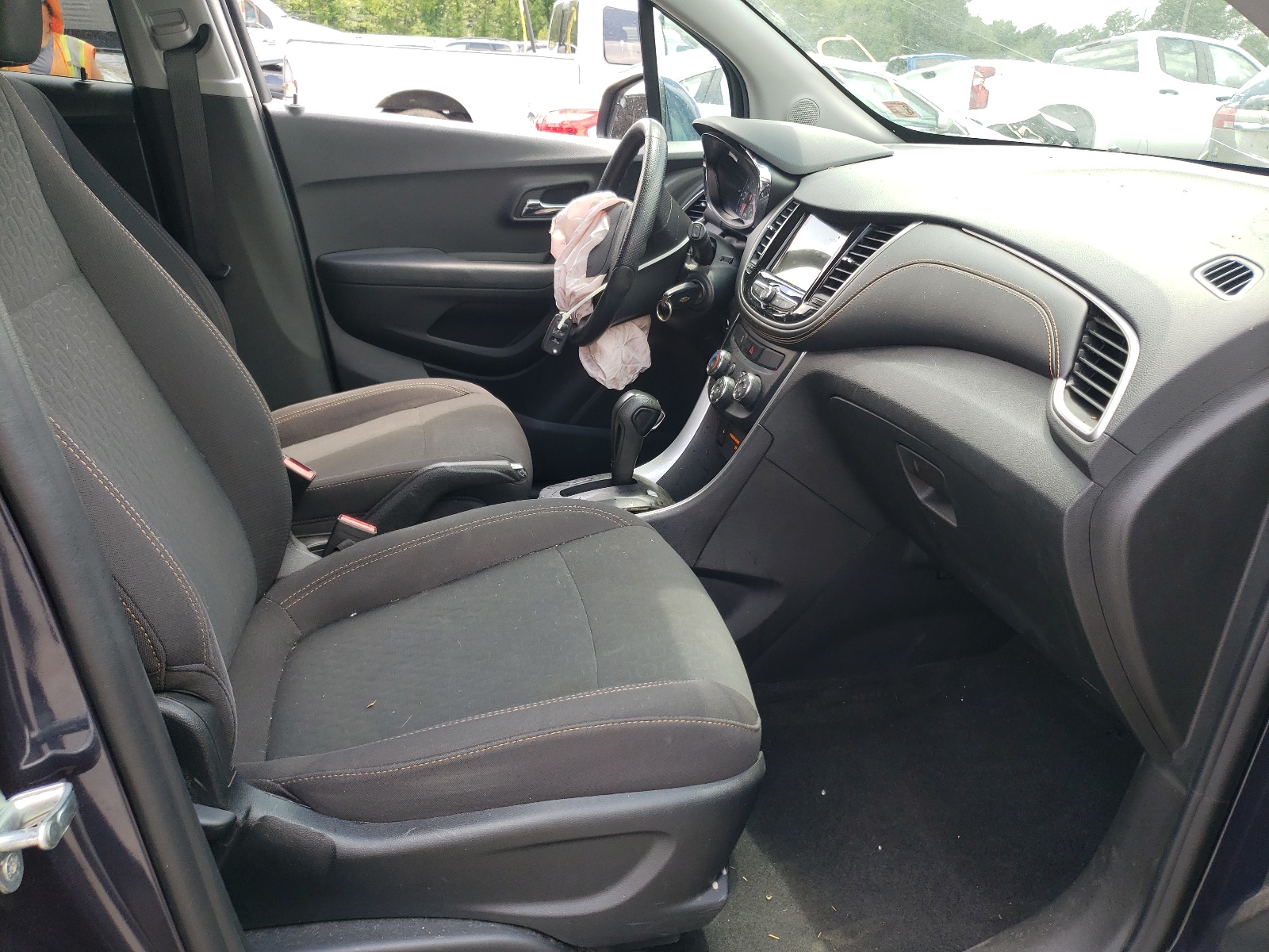 Photo 9 from auction – 2019 CHEVROLET TRAX LS with VIN 3GNCJNSB1KL229712