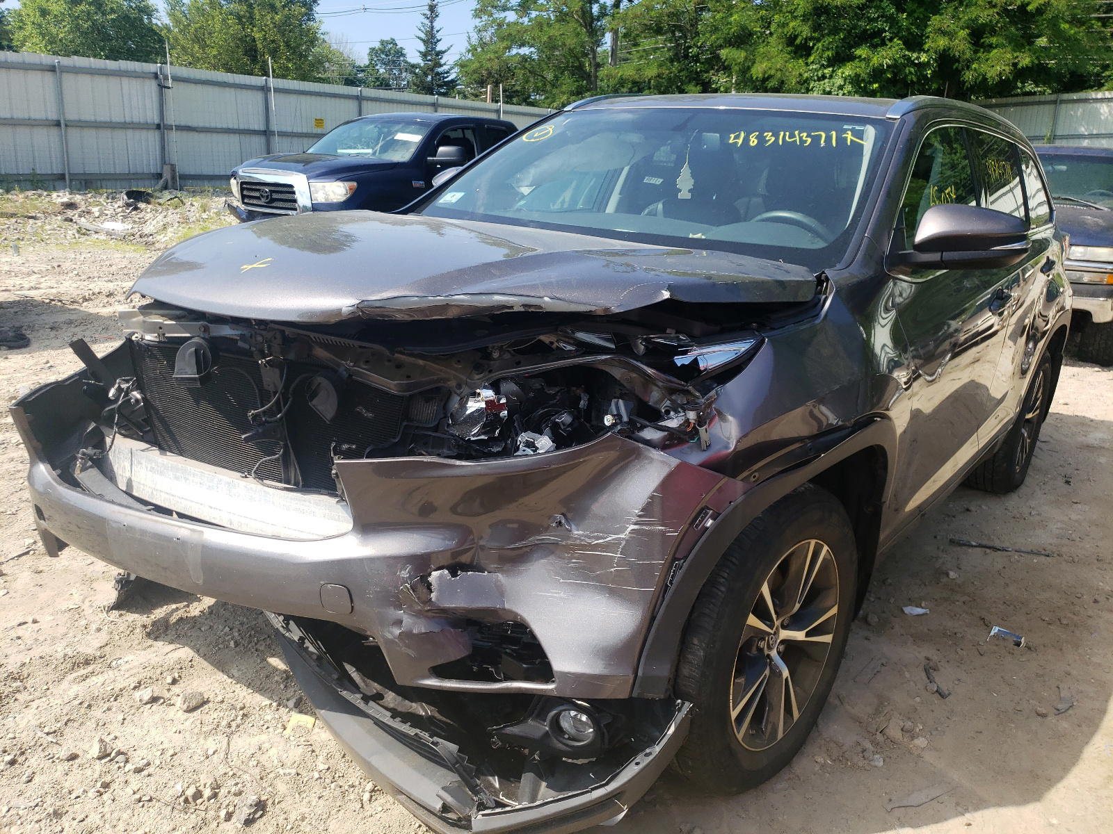 Photo 2 from auction – 2016 TOYOTA HIGHLANDER with VIN 5TDJKRFH5GS298150