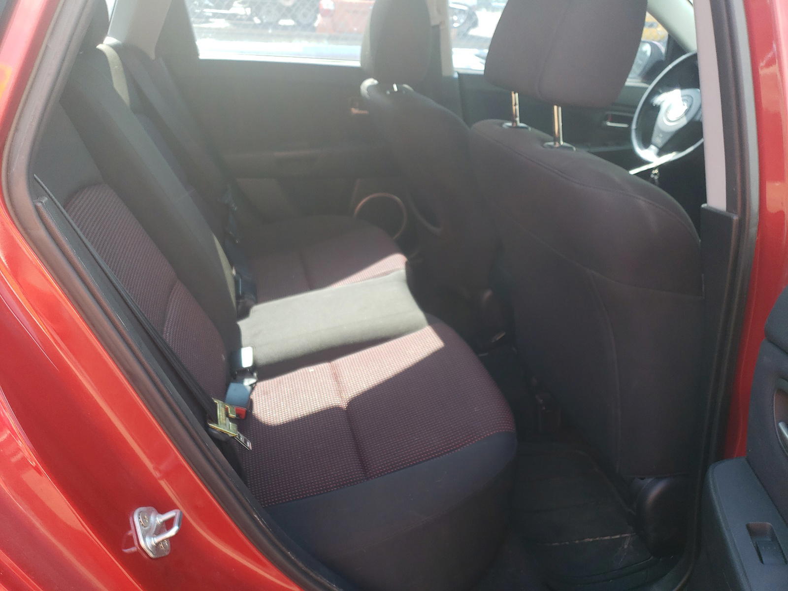 Photo 6 from auction – 2005 MAZDA 3 HATCHBAC with VIN JM1BK343551253468