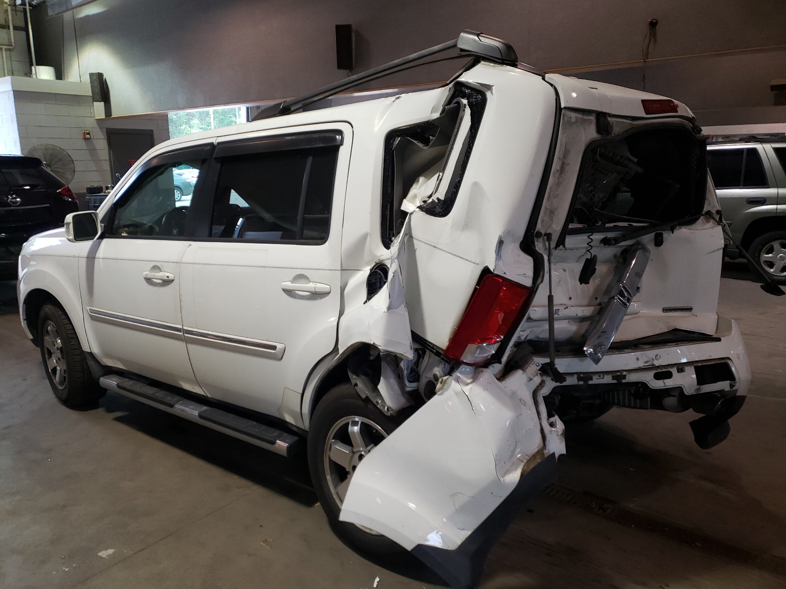 Photo 3 from auction – 2010 HONDA PILOT TOUR with VIN 5FNYF3H81AB001027