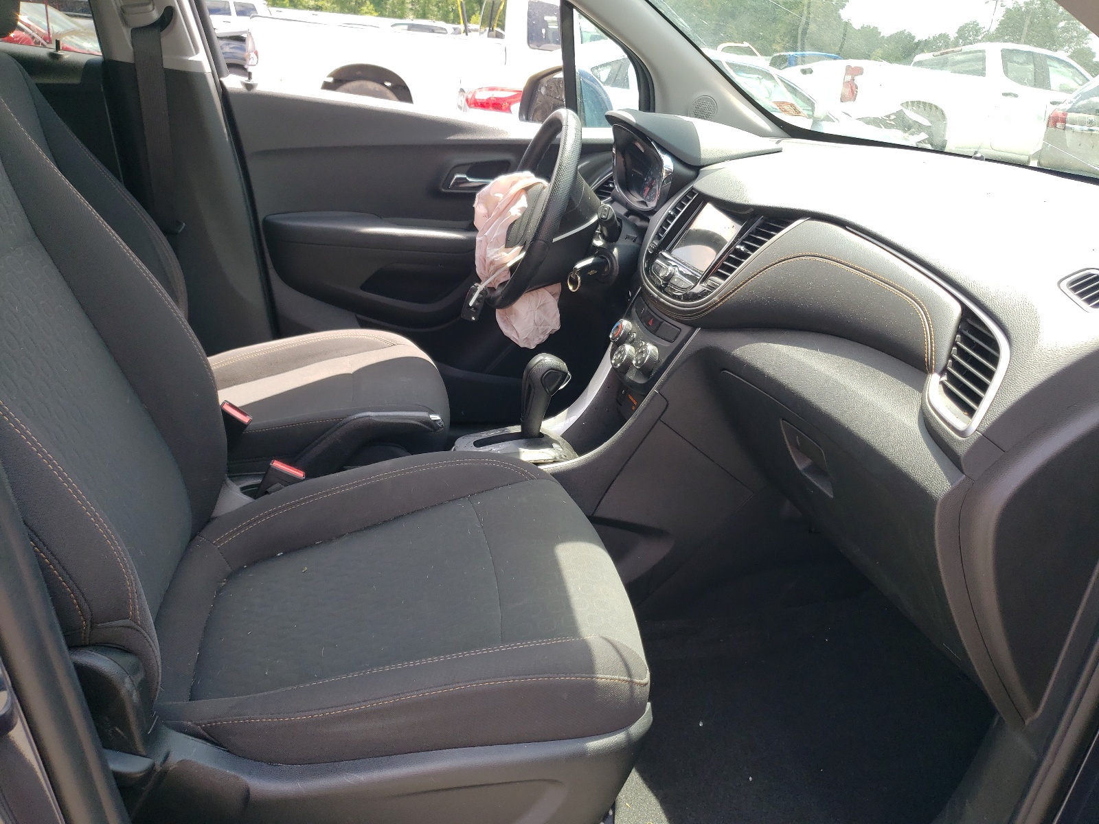 Photo 5 from auction – 2019 CHEVROLET TRAX LS with VIN 3GNCJNSB1KL229712