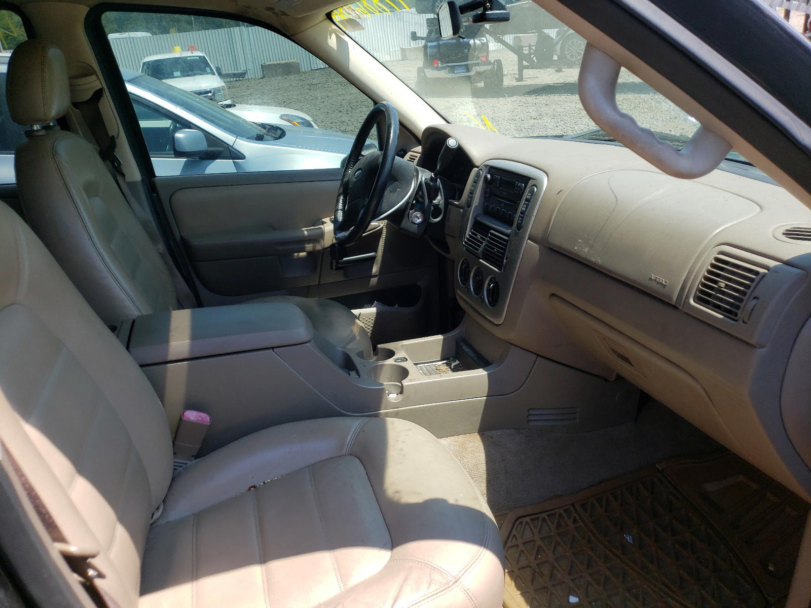 Photo 5 from auction – 2005 FORD EXPLORER with VIN 1FMZU73K05UA04675
