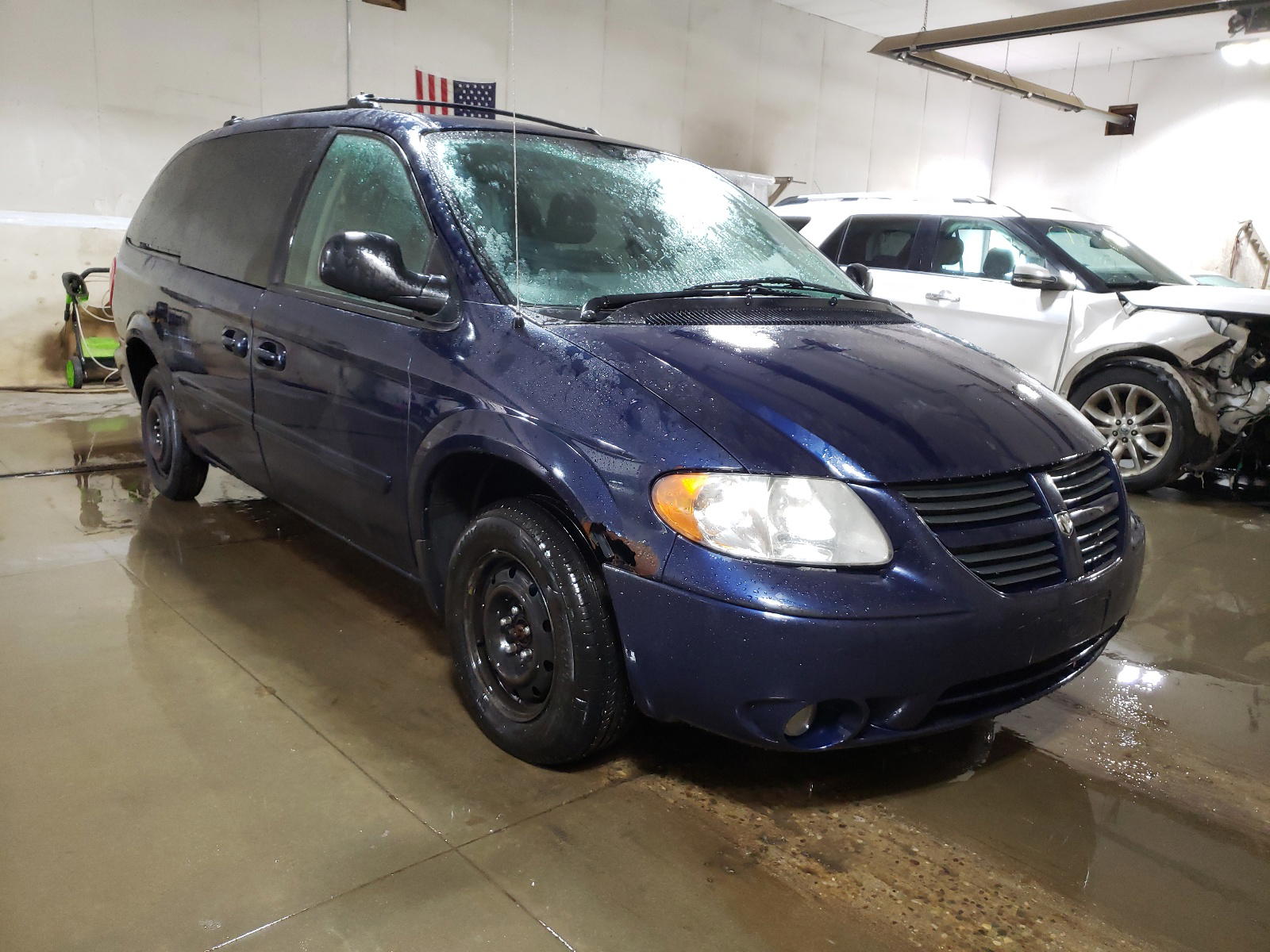 DODGE GRAND CARA 2005 with VIN 2D4GP44L55R501133 - Photo from auction