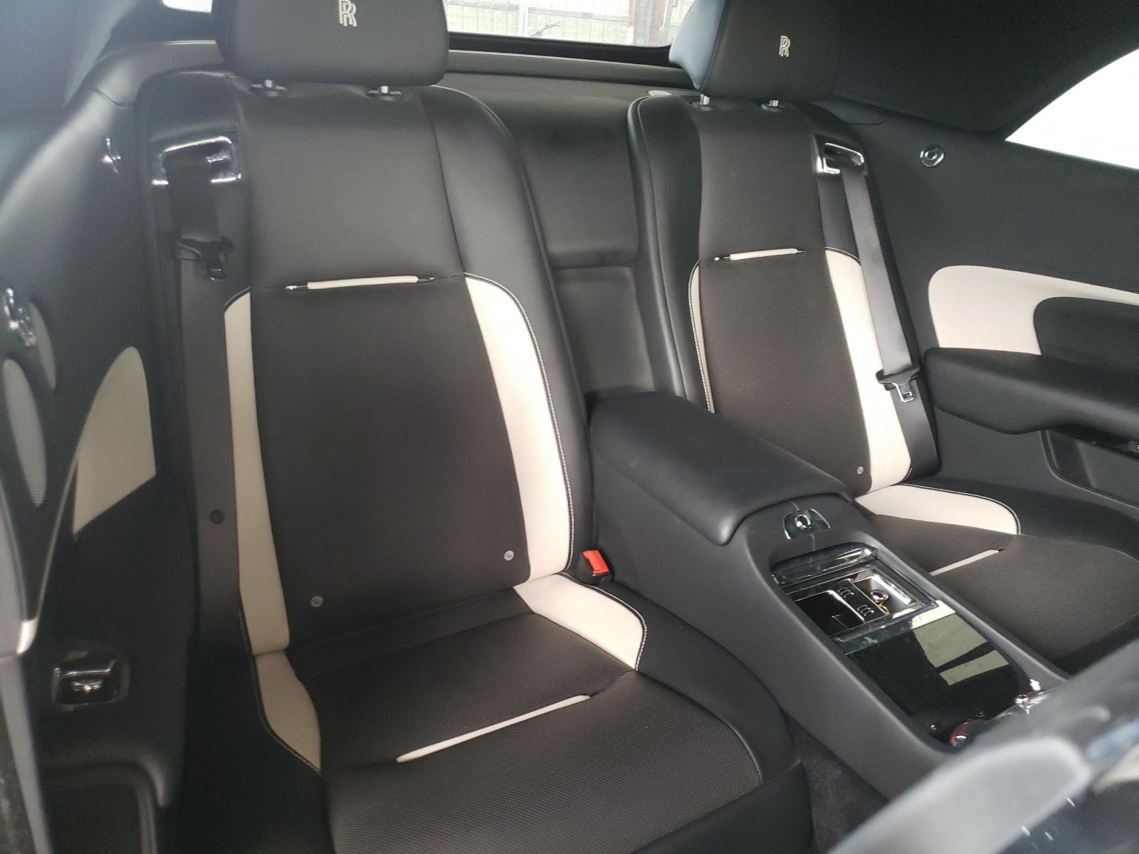 Photo 6 from auction – 2019 ROLLS-ROYCE DAWN with VIN SCA666D51KU115873