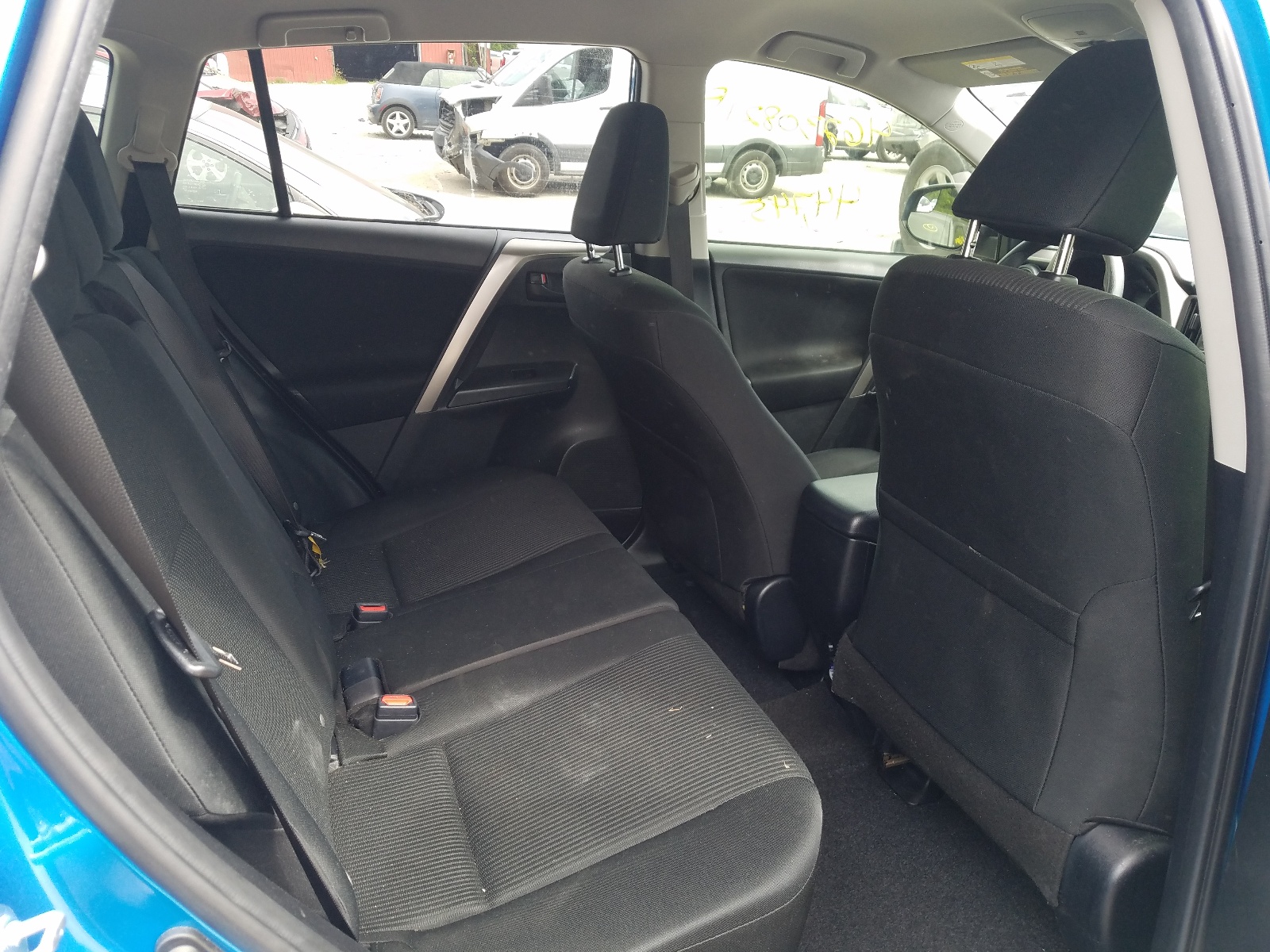 Photo 6 from auction – 2018 TOYOTA RAV4 LE with VIN JTMZFREV5JJ167626