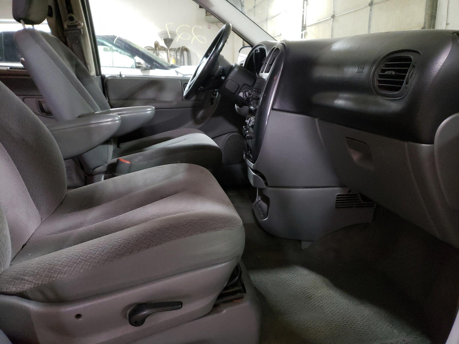 Photo 5 from auction – 2005 DODGE GRAND CARA with VIN 2D4GP44L55R501133