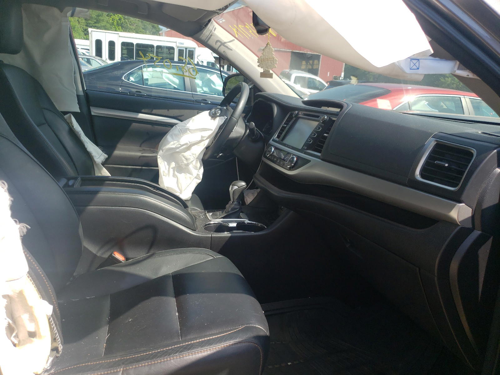 Photo 5 from auction – 2016 TOYOTA HIGHLANDER with VIN 5TDJKRFH5GS298150