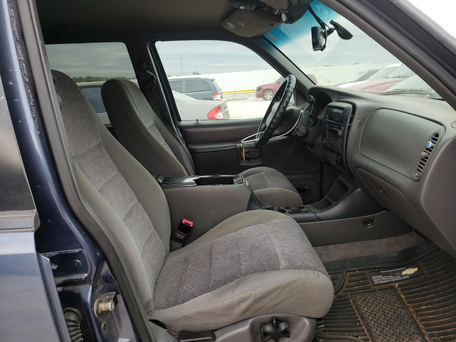 Photo 5 from auction – 2000 FORD EXPLORER X with VIN 1FMZU83P5YZC01625
