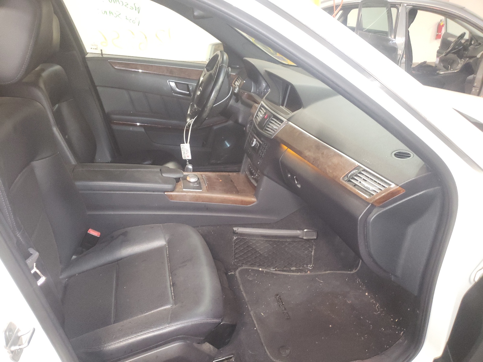 Photo 5 from auction – 2012 MERCEDES-BENZ E 350 4MAT with VIN WDDHF8JB9CA643404