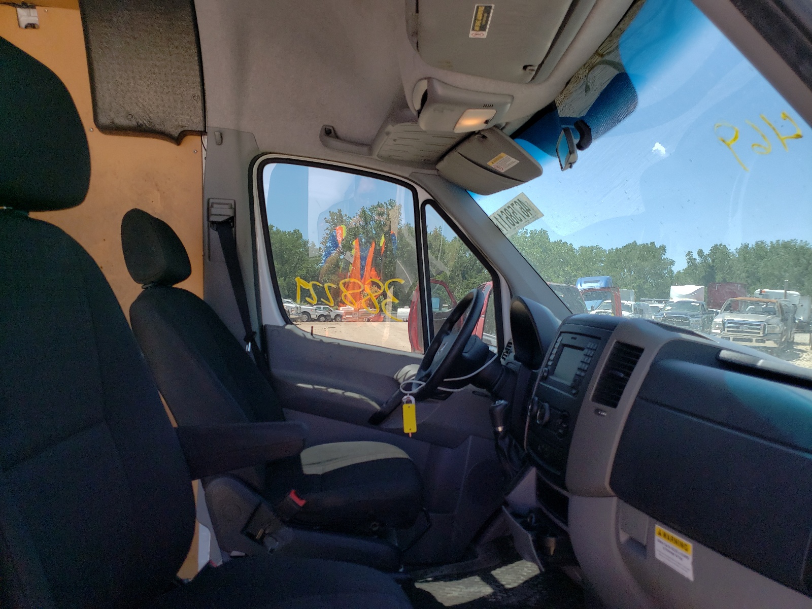 Photo 5 from auction – 2015 MERCEDES-BENZ SPRINTER 2 with VIN WD3PE8DC0FP112469