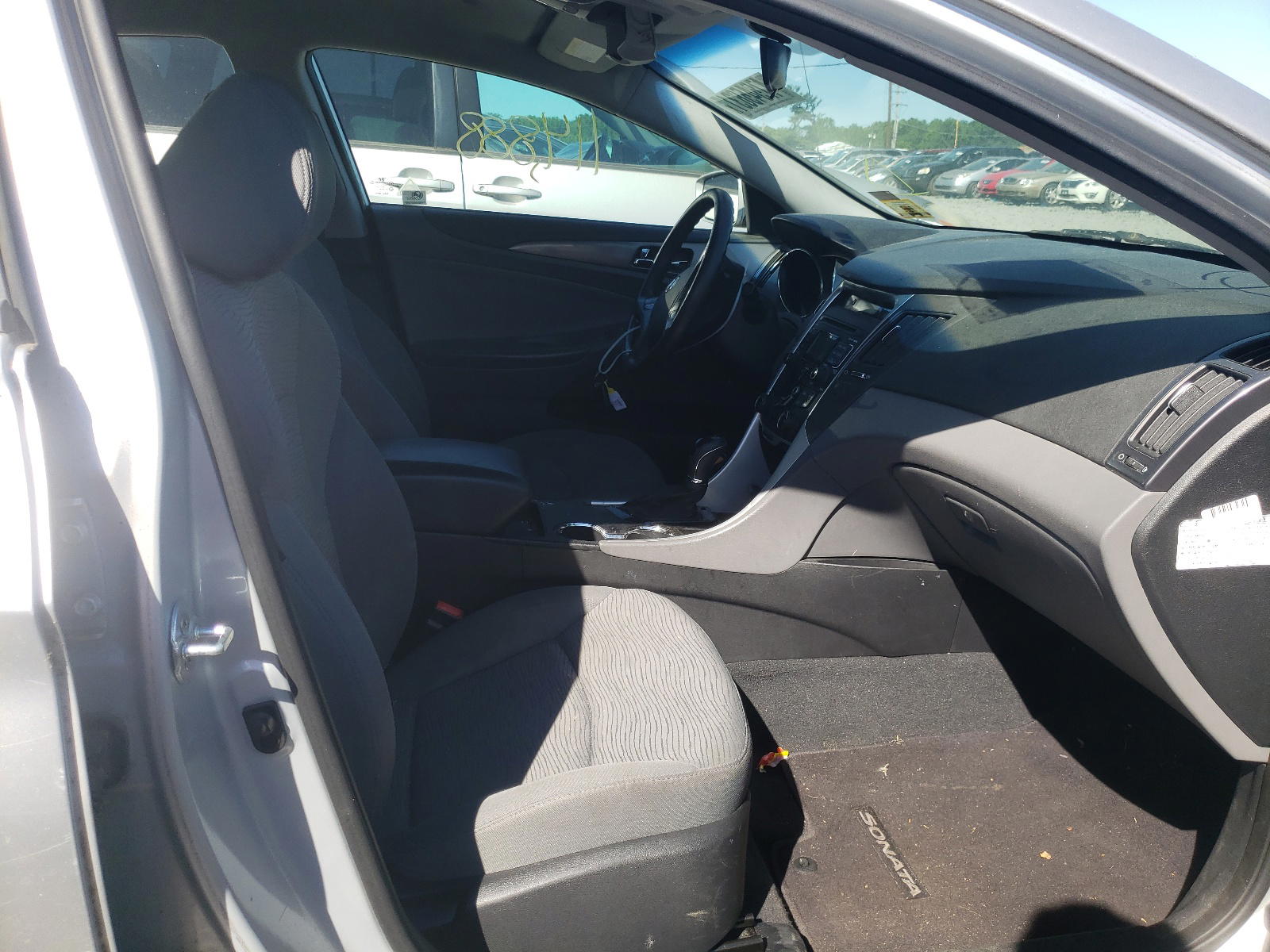 Photo 5 from auction – 2011 HYUNDAI SONATA with VIN KMHEC4A49BA004787