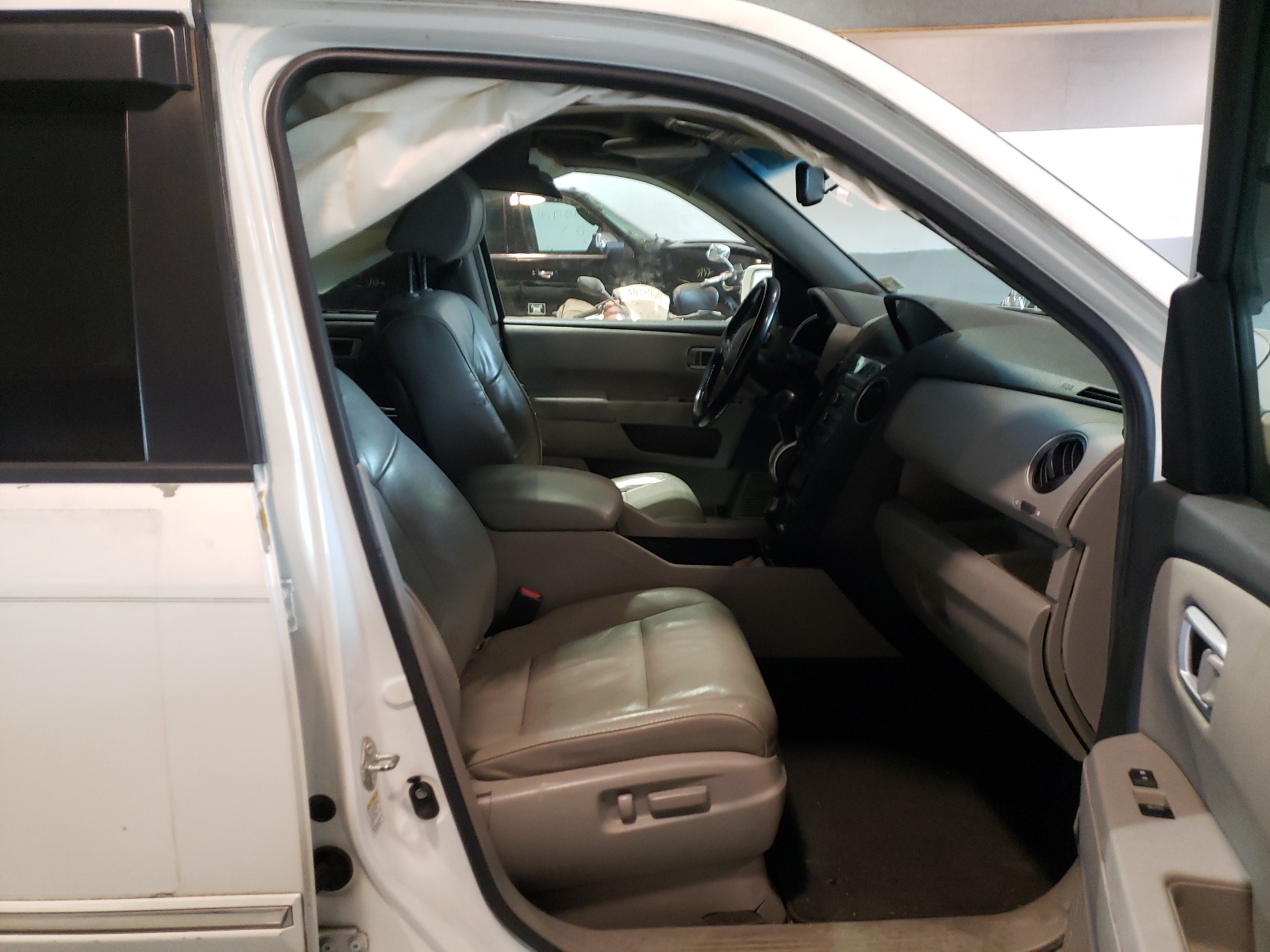 Photo 5 from auction – 2010 HONDA PILOT TOUR with VIN 5FNYF3H81AB001027