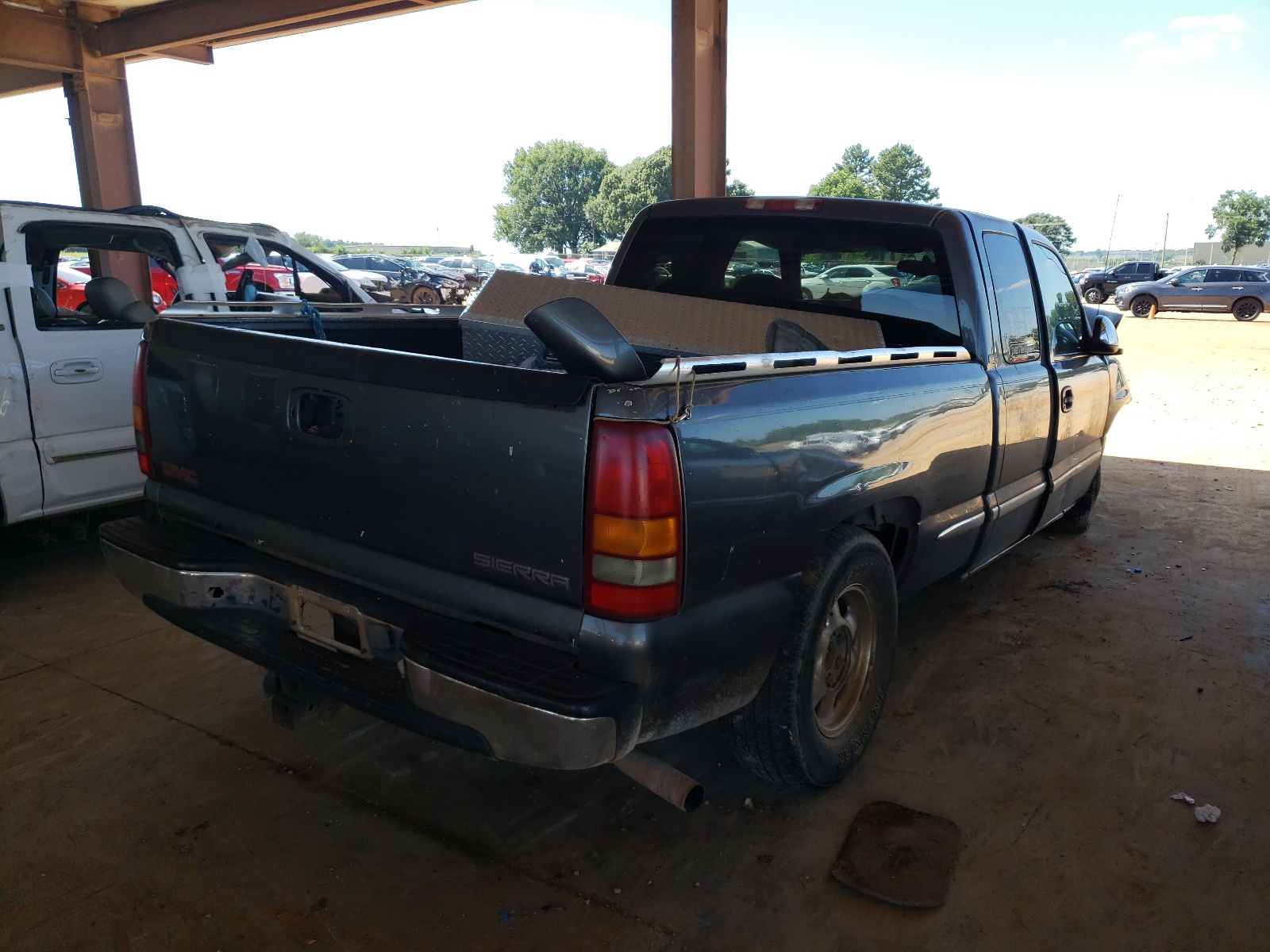 Photo 4 from auction – 1999 GMC NEW SIERRA with VIN 2GTEC19T9X1512712