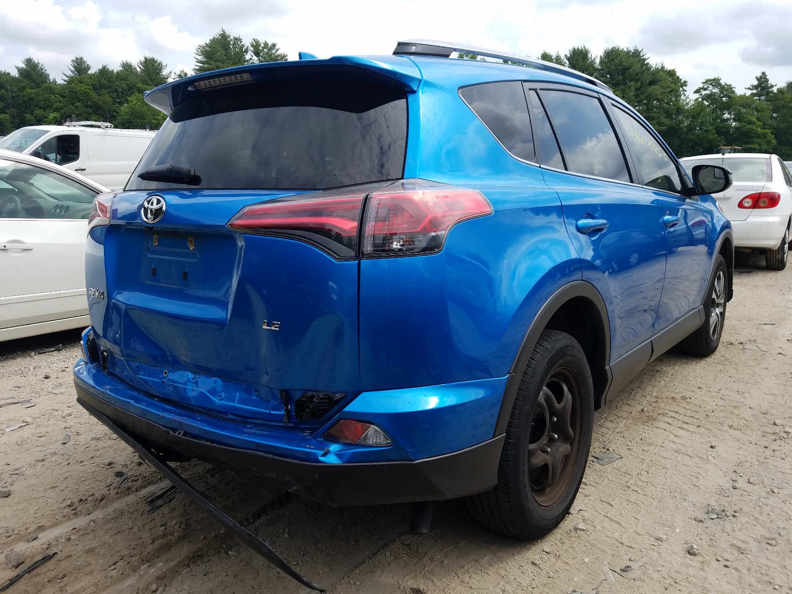 Photo 4 from auction – 2018 TOYOTA RAV4 LE with VIN JTMZFREV5JJ167626