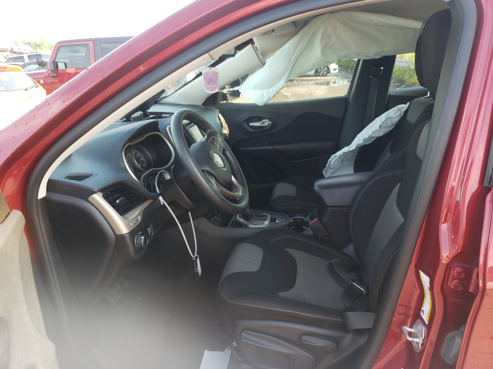 Photo 5 from auction – 2015 JEEP CHEROKEE S with VIN 1C4PJLAB2FW669972