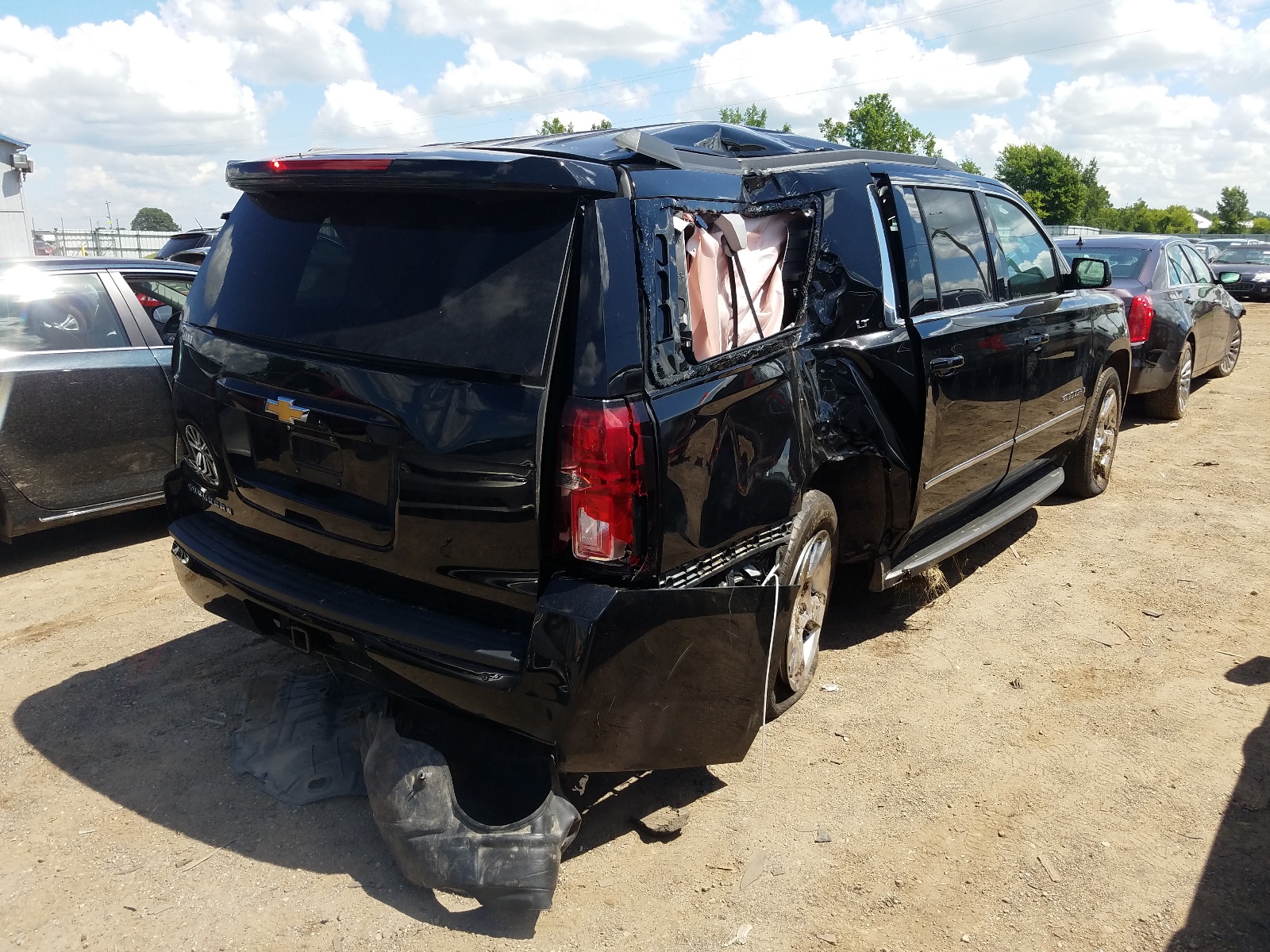 Photo 4 from auction – 2016 CHEVROLET SUBURBAN K with VIN 1GNSKHKC2GR174822