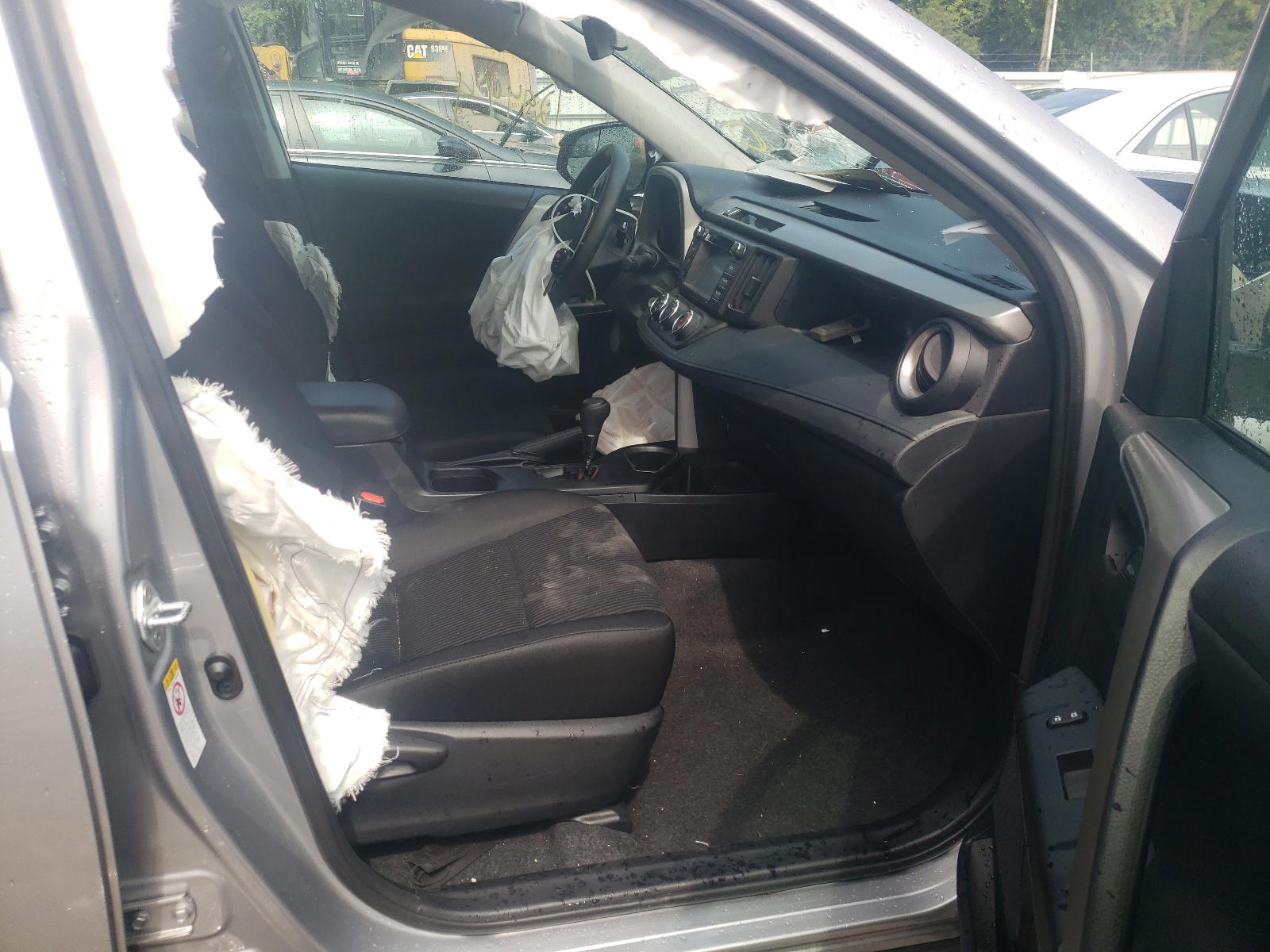 Photo 5 from auction – 2017 TOYOTA RAV4 LE with VIN 2T3BFREV9HW647634
