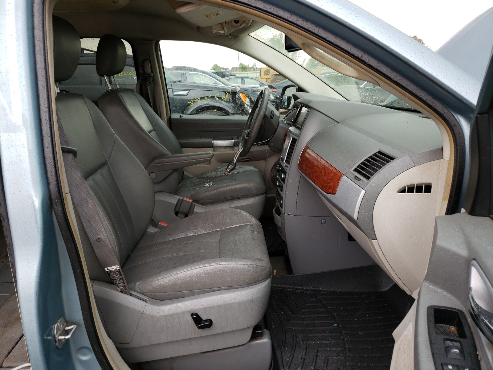 Photo 5 from auction – 2008 CHRYSLER TOWN & COU with VIN 2A8HR54P78R745044