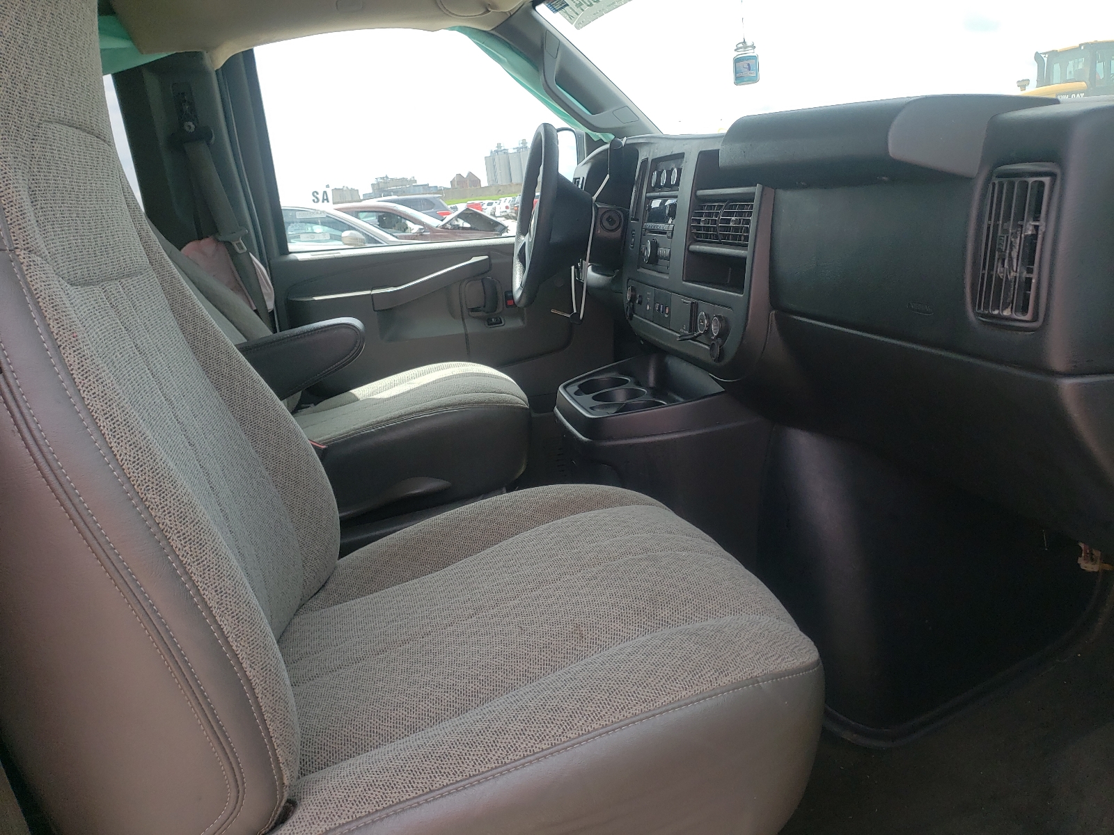 Photo 5 from auction – 2016 CHEVROLET EXPRESS G2 with VIN 1GAWGFFG6G1248019