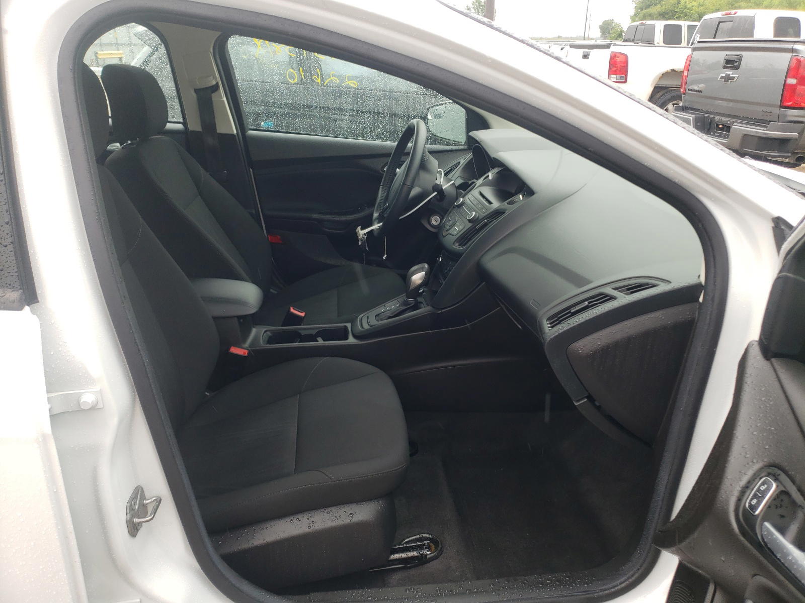 Photo 5 from auction – 2017 FORD FOCUS SE with VIN 1FADP3F23HL268855