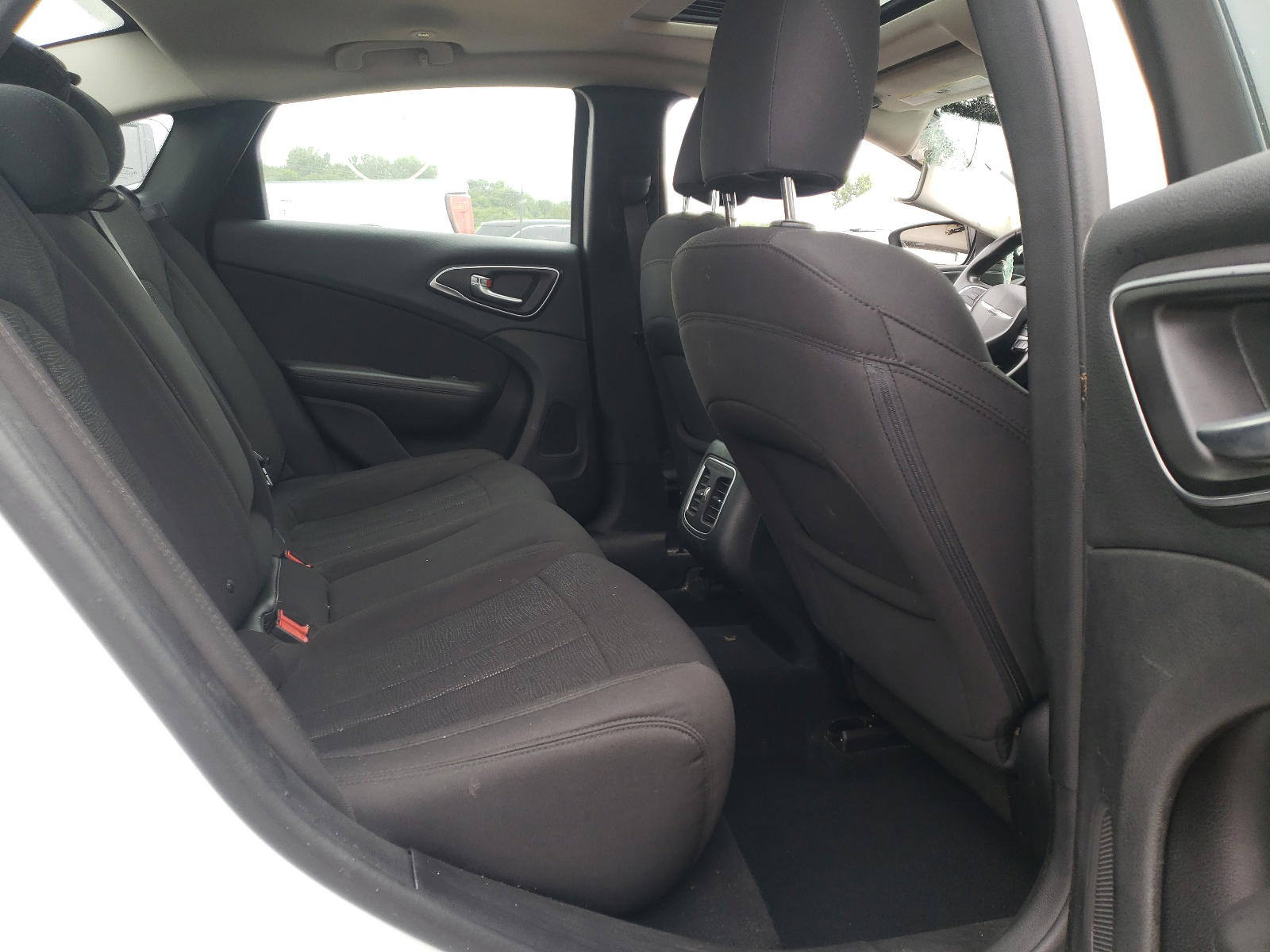 Photo 6 from auction – 2015 CHRYSLER 200 LIMITE with VIN 1C3CCCABXFN609375