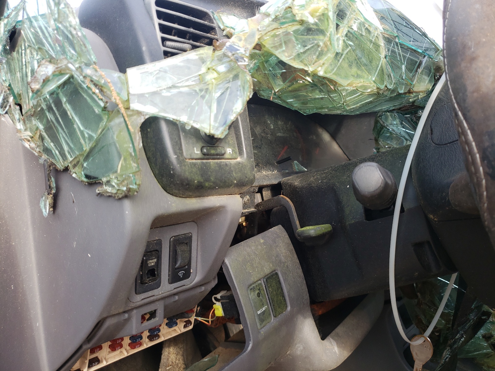 Photo 8 from auction – 2000 NISSAN FRONTIER C with VIN 1N6ED27T8YC326156