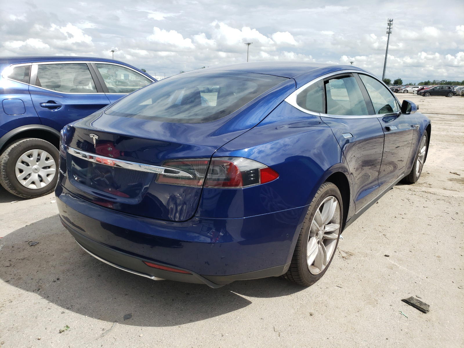 Photo 4 from auction – 2016 TESLA MODEL S with VIN 5YJSA1E13GF124174