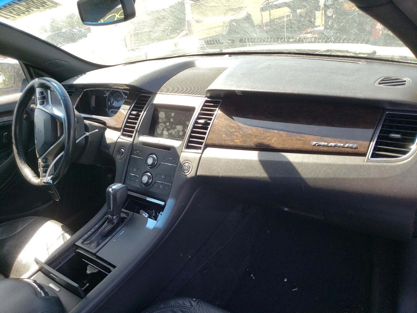 Photo 9 from auction – 2015 FORD TAURUS LIM with VIN 1FAHP2F86FG171056