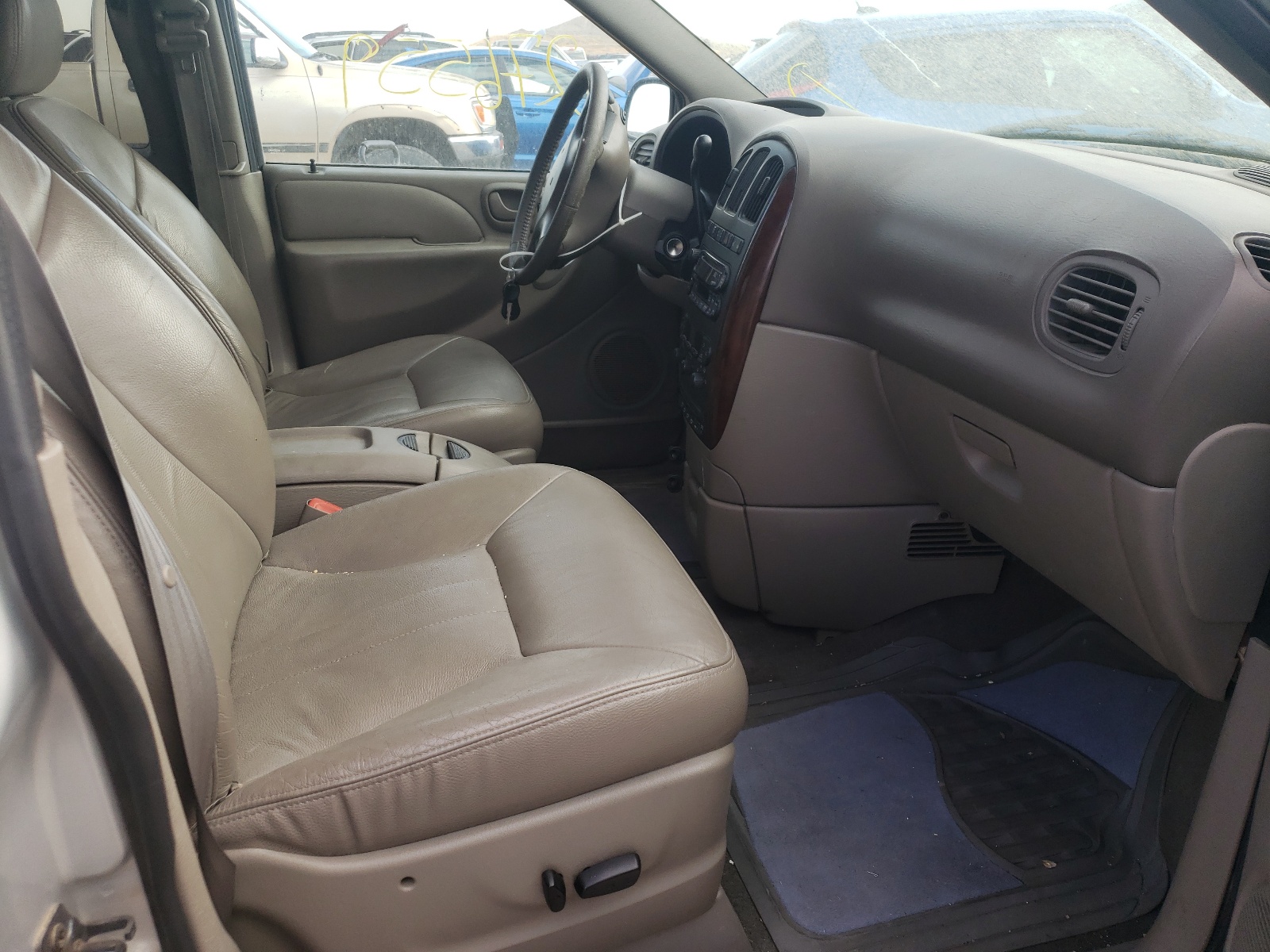 Photo 5 from auction – 2002 CHRYSLER TOWN & COU with VIN 2C8GT54L52R576696