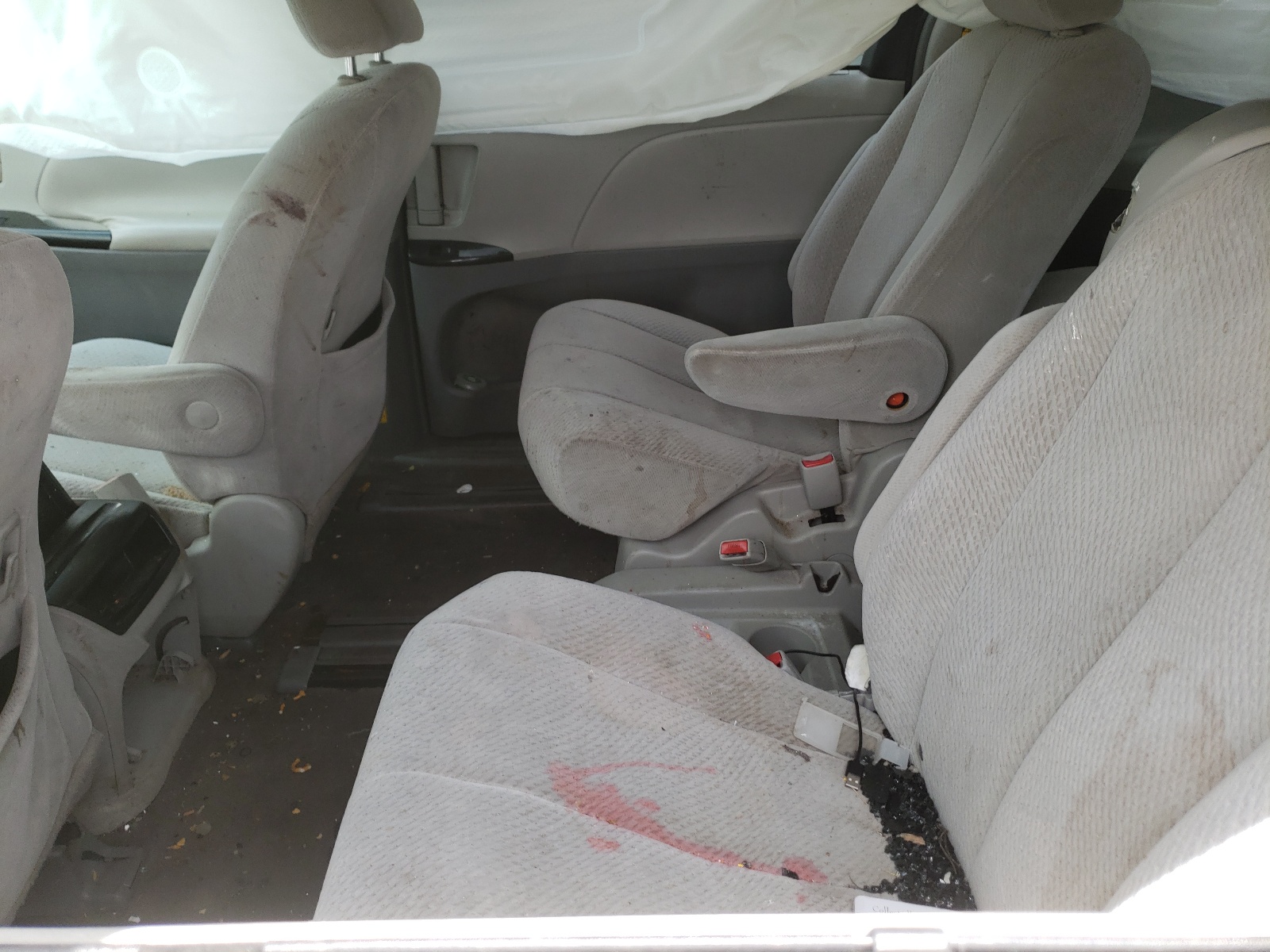 Photo 6 from auction – 2011 TOYOTA SIENNA LE with VIN 5TDKK3DC1BS086847