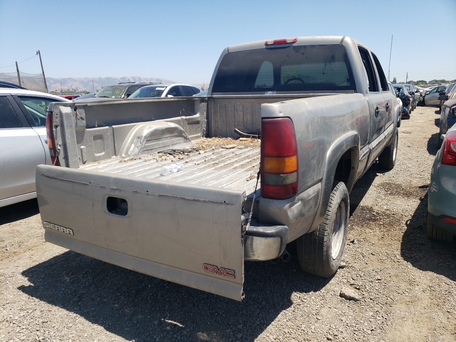 Photo 4 from auction – 2002 GMC SIERRA C15 with VIN 1GTGC13U82F118971