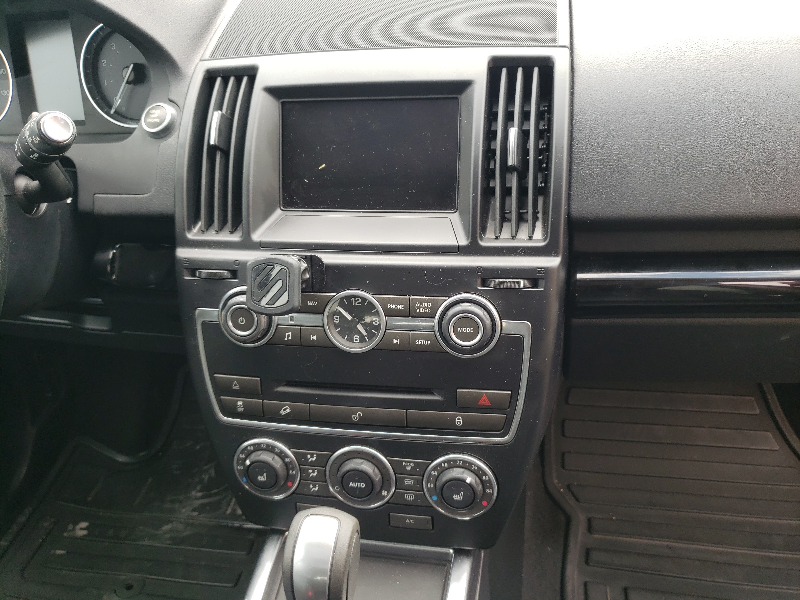 Photo 9 from auction – 2013 LAND ROVER LR2 HSE with VIN SALFR2BG1DH366295