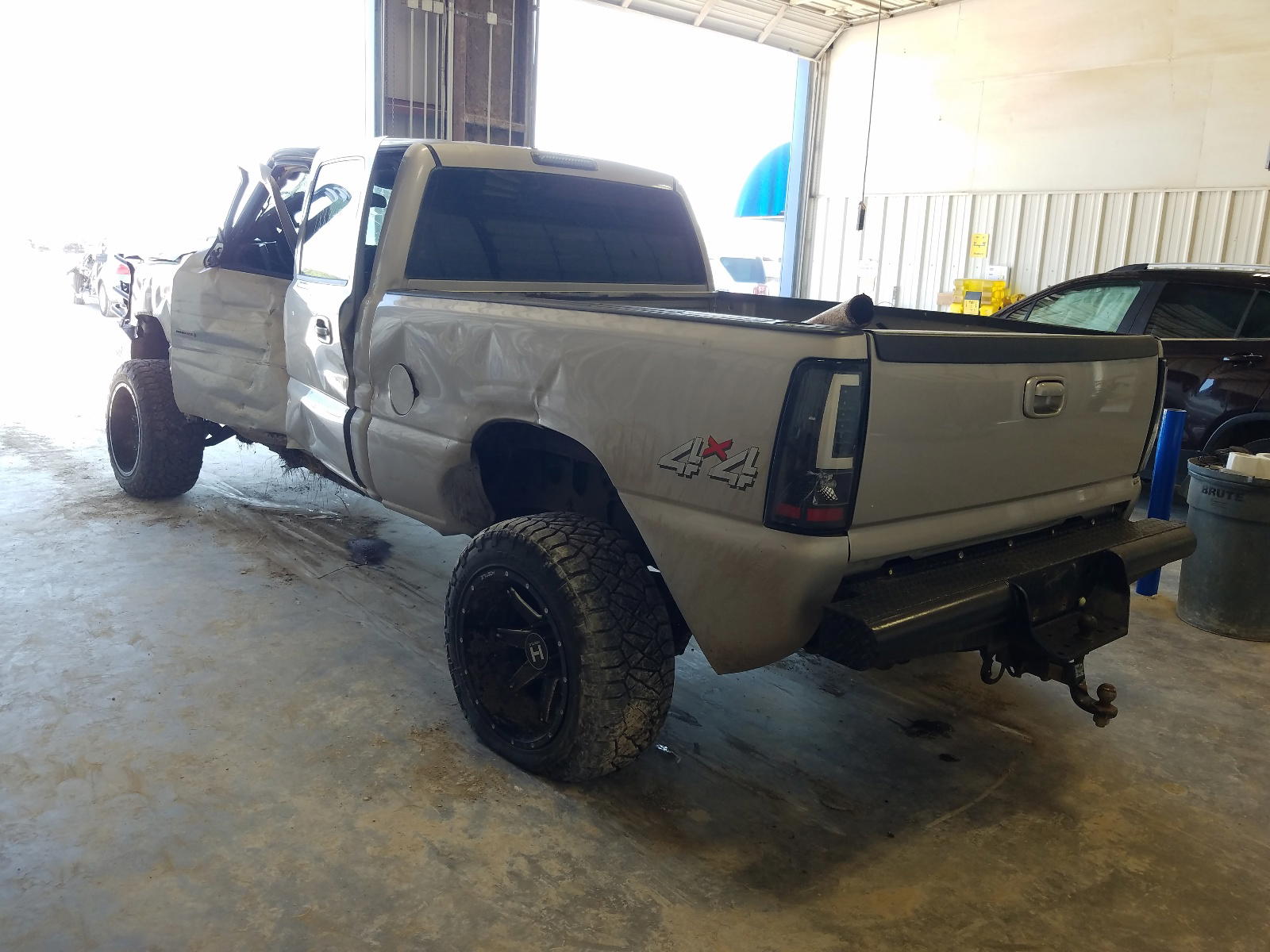 Photo 3 from auction – 2005 CHEVROLET SILVERADO with VIN 1GCHK23255F897598