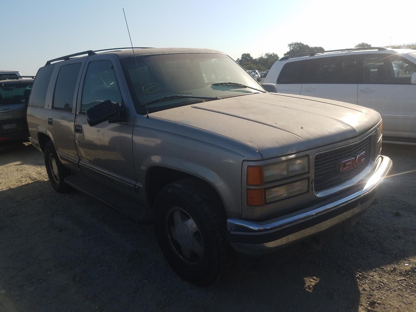 GMC YUKON 1998 with VIN 1GKEK13R7WJ706499 - Photo from auction