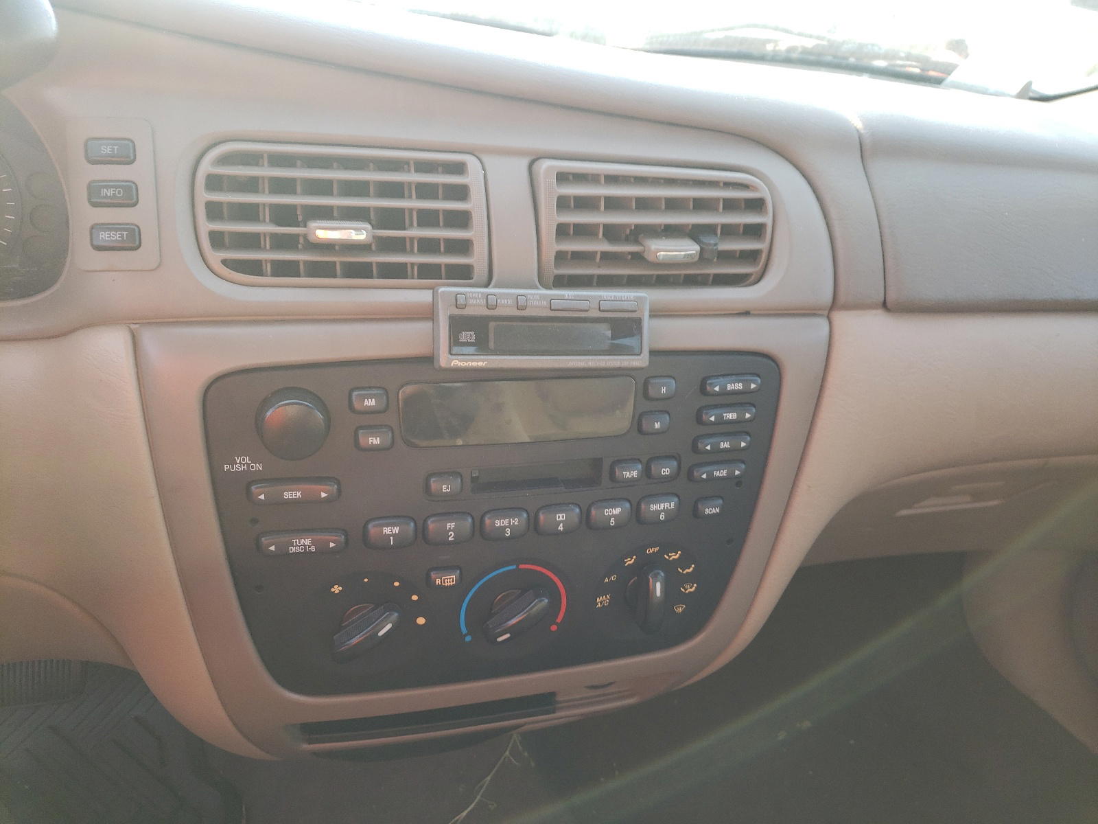 Photo 9 from auction – 2004 FORD TAURUS SE with VIN 1FAFP53254G147966