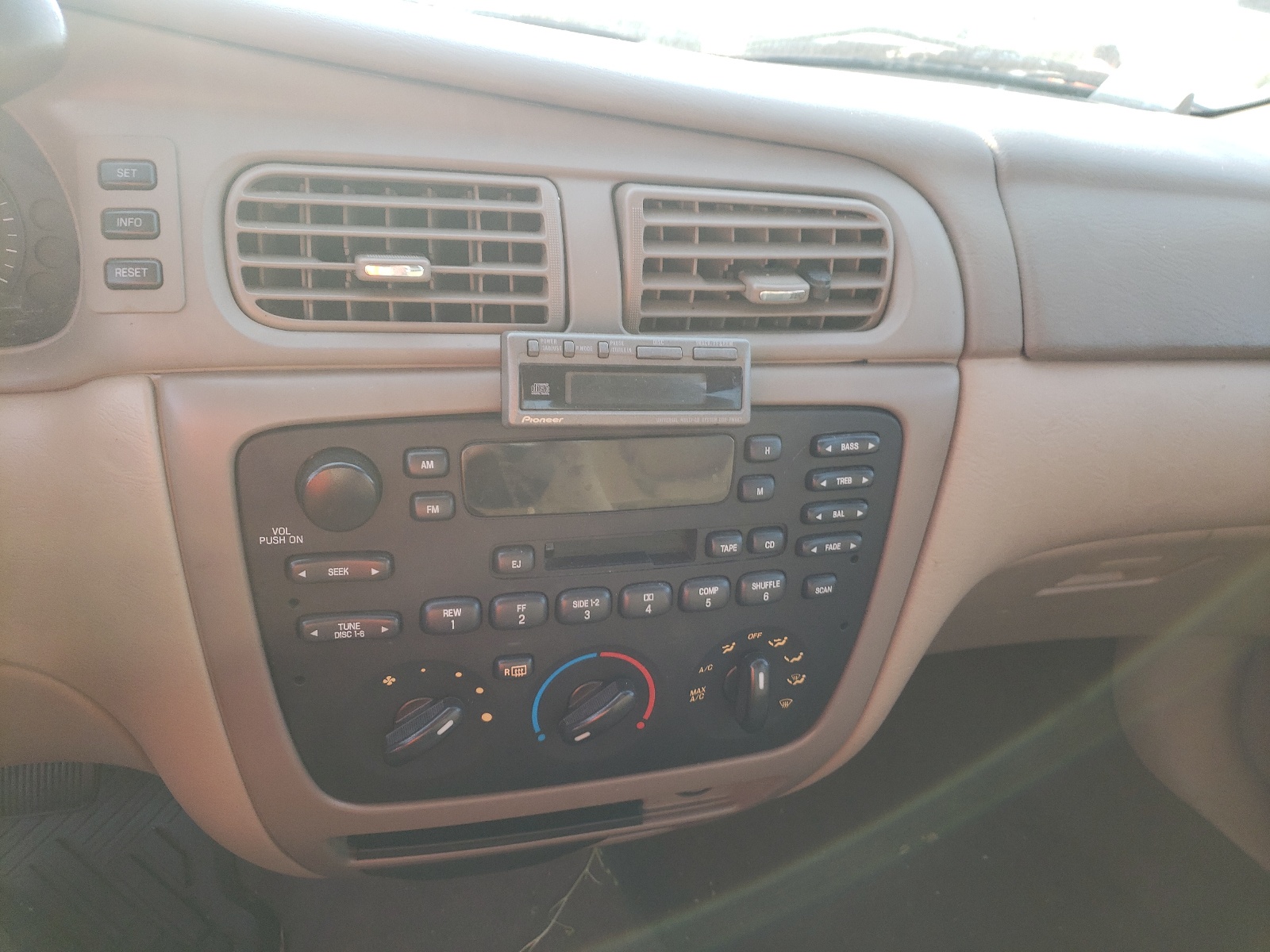 Foto 9 de la subasta – 2004 FORD TAURUS SE con VIN 1FAFP53254G147966