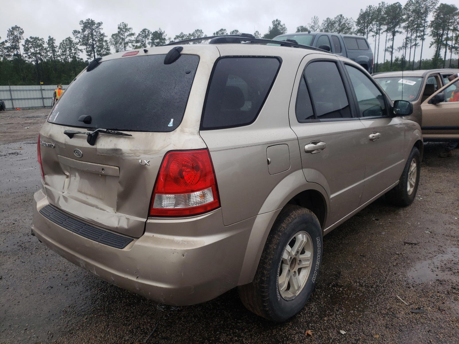 Photo 4 from auction – 2004 KIA SORENTO EX with VIN KNDJD733645311920