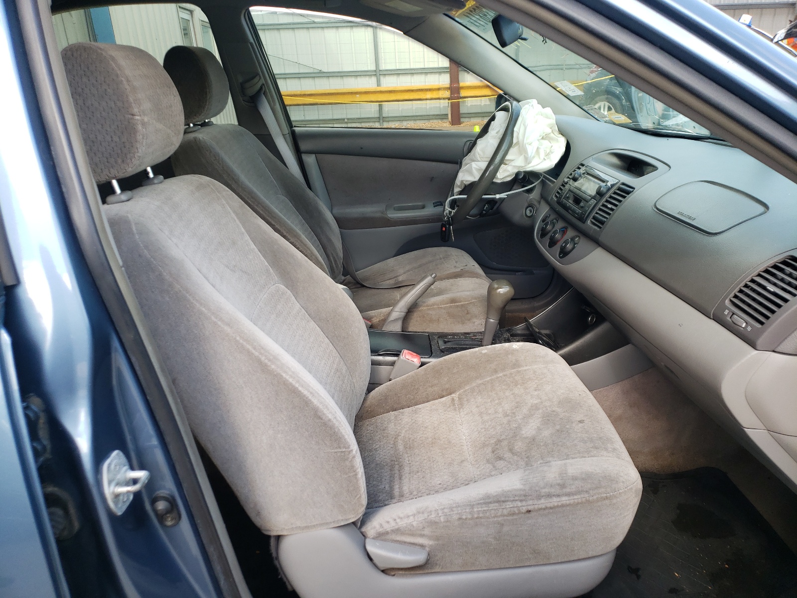 Photo 5 from auction – 2004 TOYOTA CAMRY LE with VIN JTDBE32KX40275889