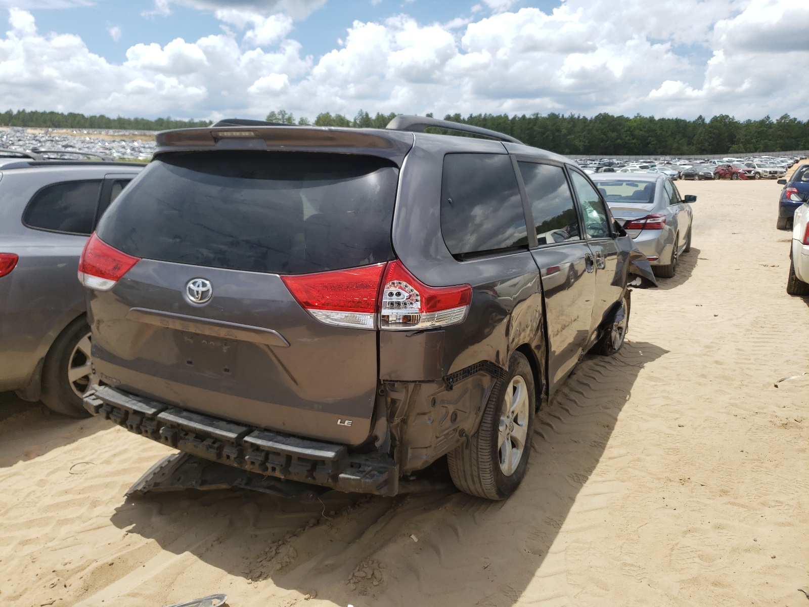 Photo 4 from auction – 2011 TOYOTA SIENNA LE with VIN 5TDKK3DC1BS086847