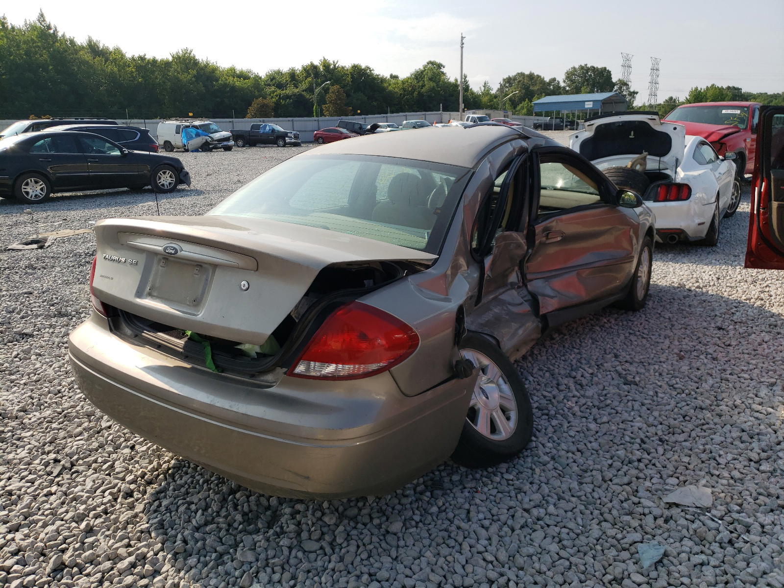 Photo 4 from auction – 2005 FORD TAURUS SE with VIN 1FAFP53U95A159527
