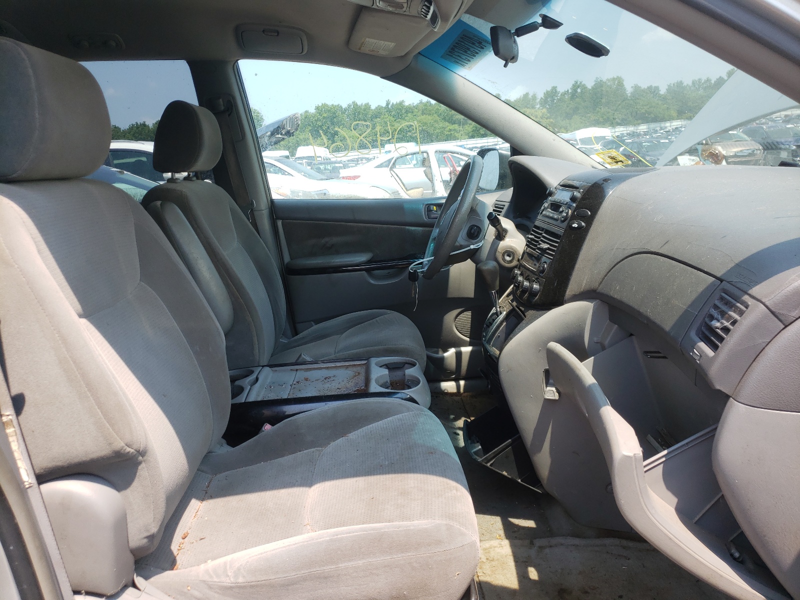 Photo 5 from auction – 2004 TOYOTA SIENNA with VIN 5TDZA23C94S052638