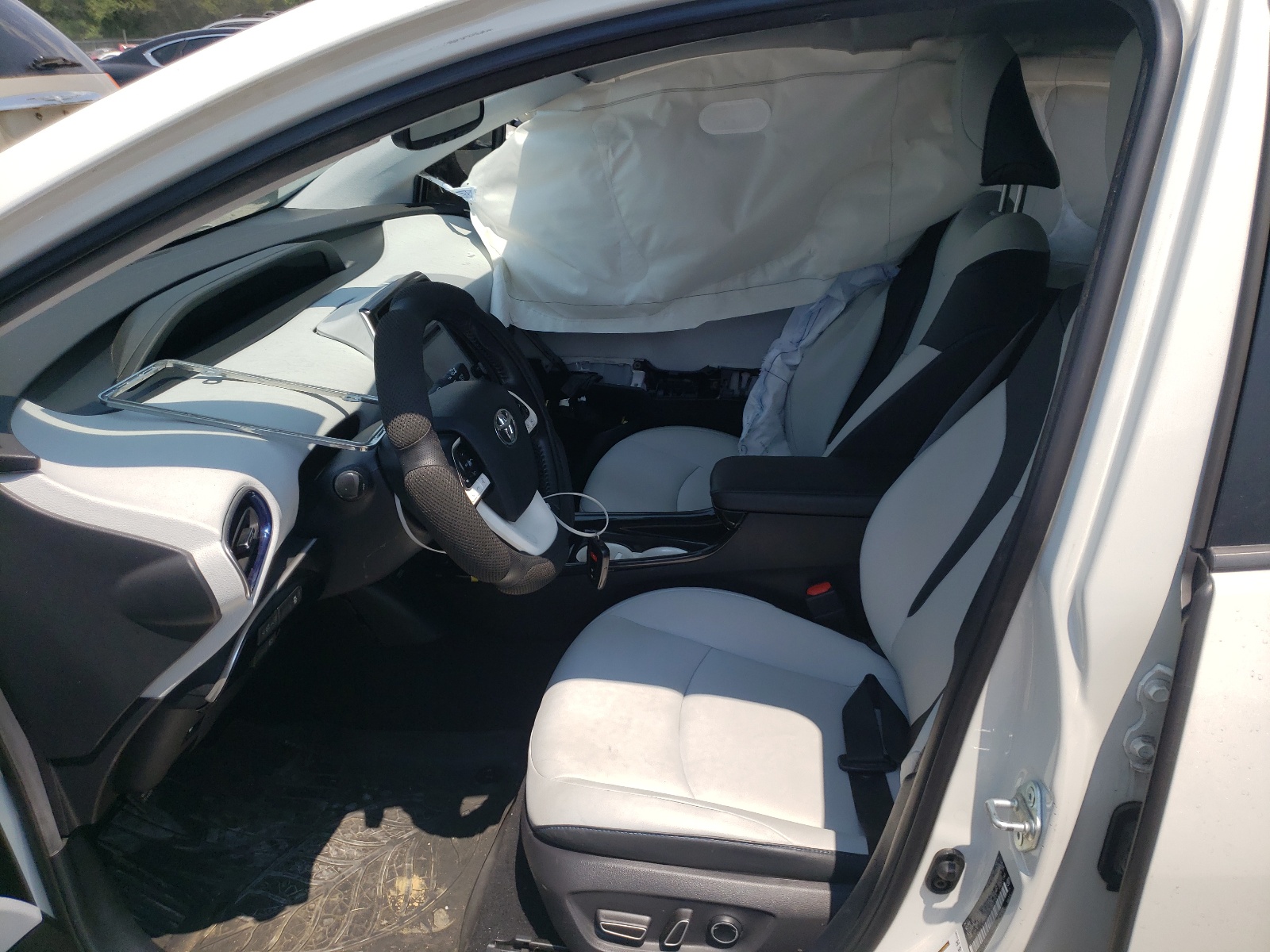 Photo 5 from auction – 2017 TOYOTA PRIUS with VIN JTDKARFU4H3037423