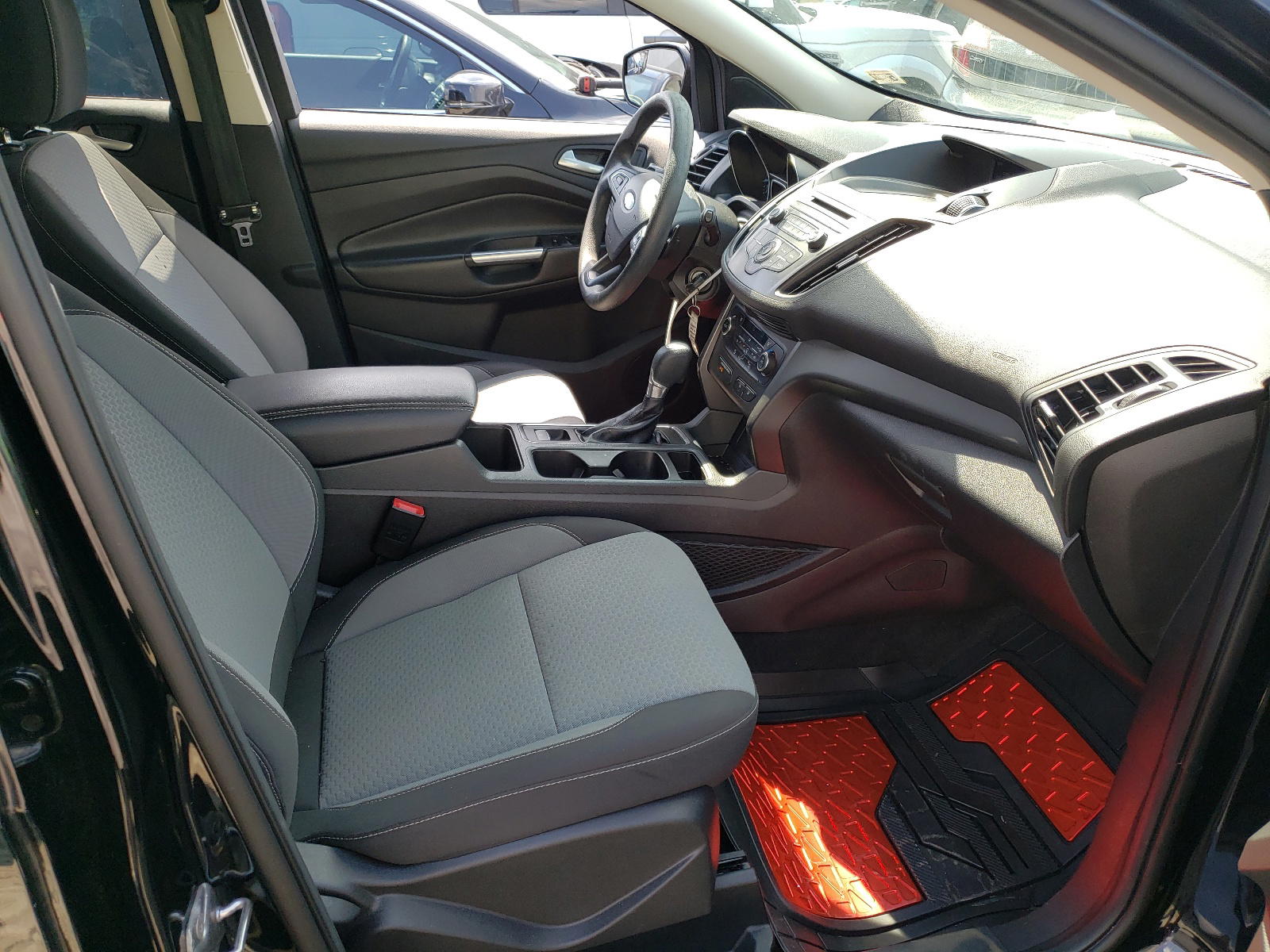 Photo 5 from auction – 2017 FORD ESCAPE SE with VIN 1FMCU0G91HUB67778
